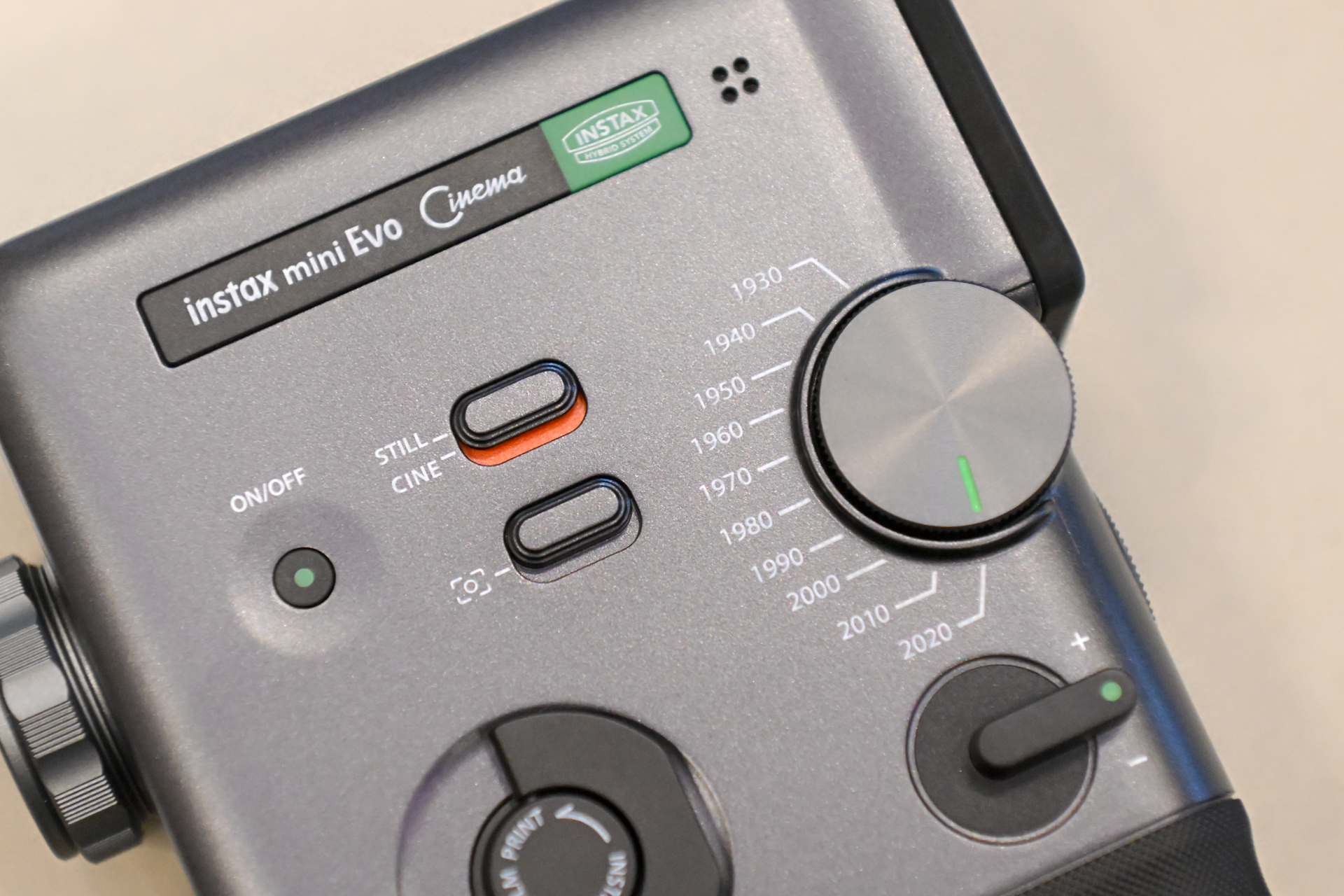 本体側面に搭載された「ジダイヤル」