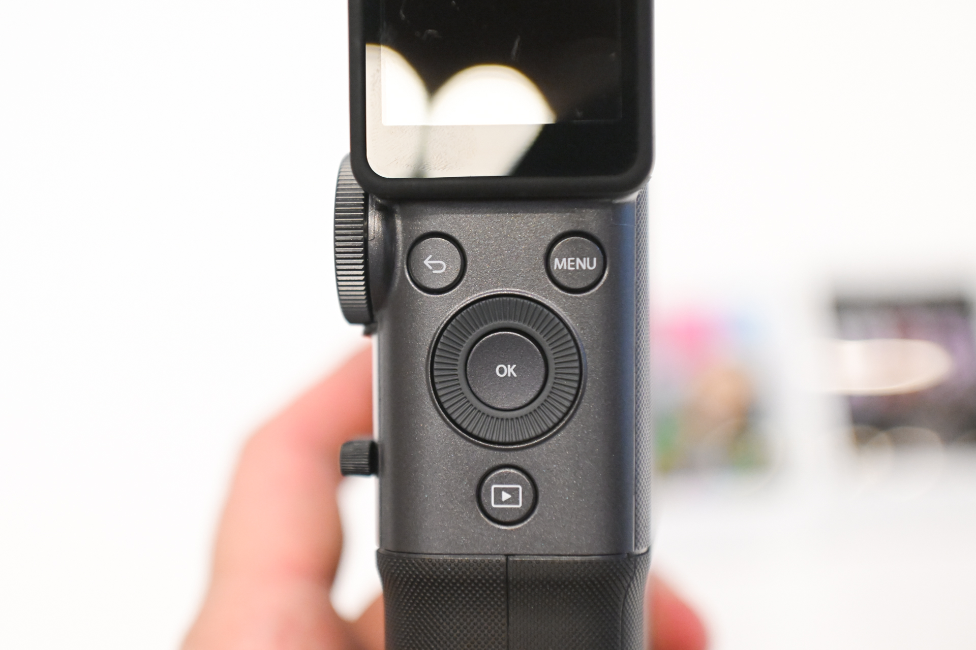 背面モニター下にメニューボタンや再生ボタンを備える