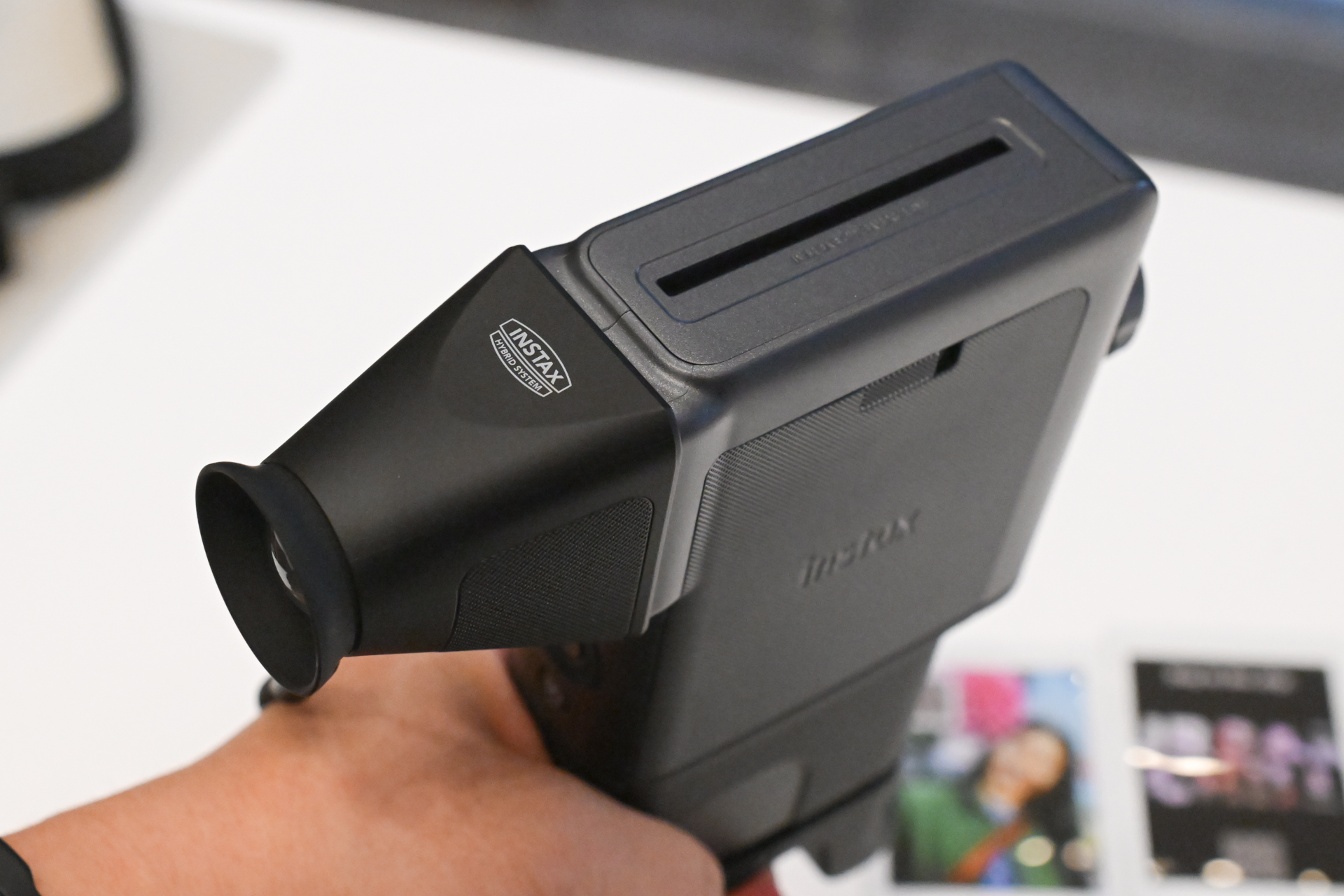 ファインダーアタッチメントを取り付けた様子。本体にはめるタイプで簡単に着脱できる