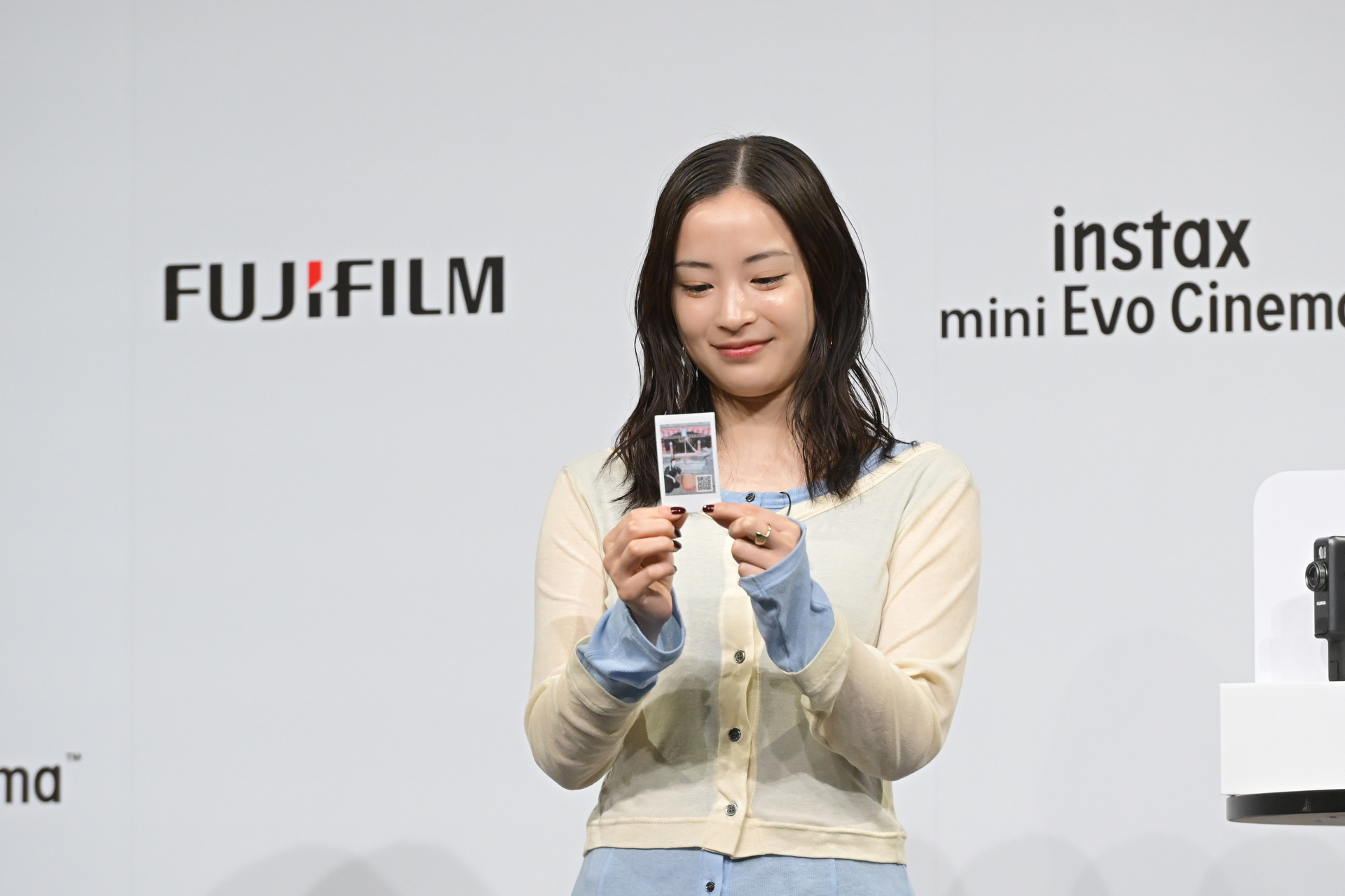 広瀬すずさん。出来上がったチェキを見ながら動画機能の楽しさを語った