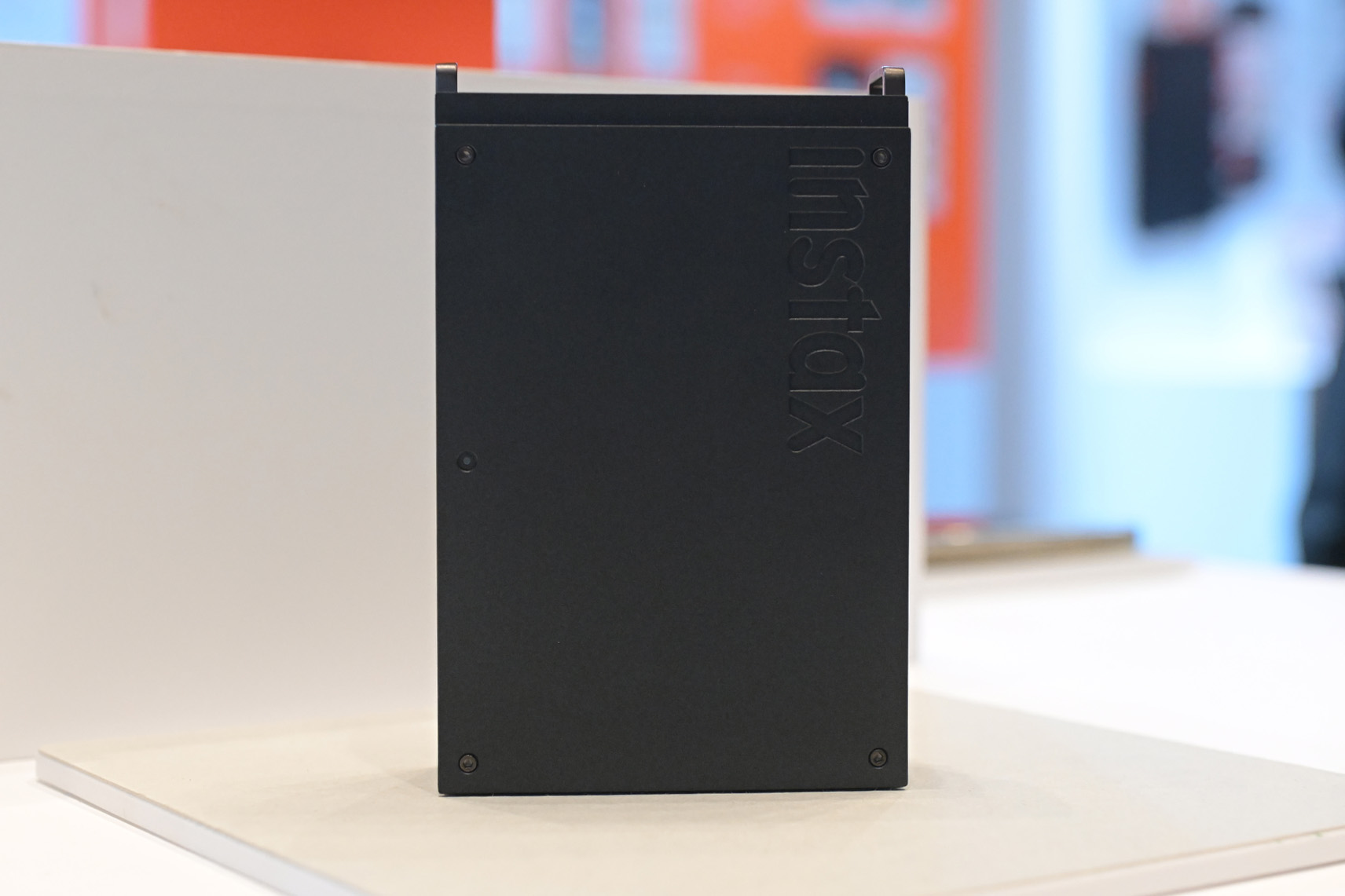 instax mini Link +の正面　instaxの文字が凹凸となっている