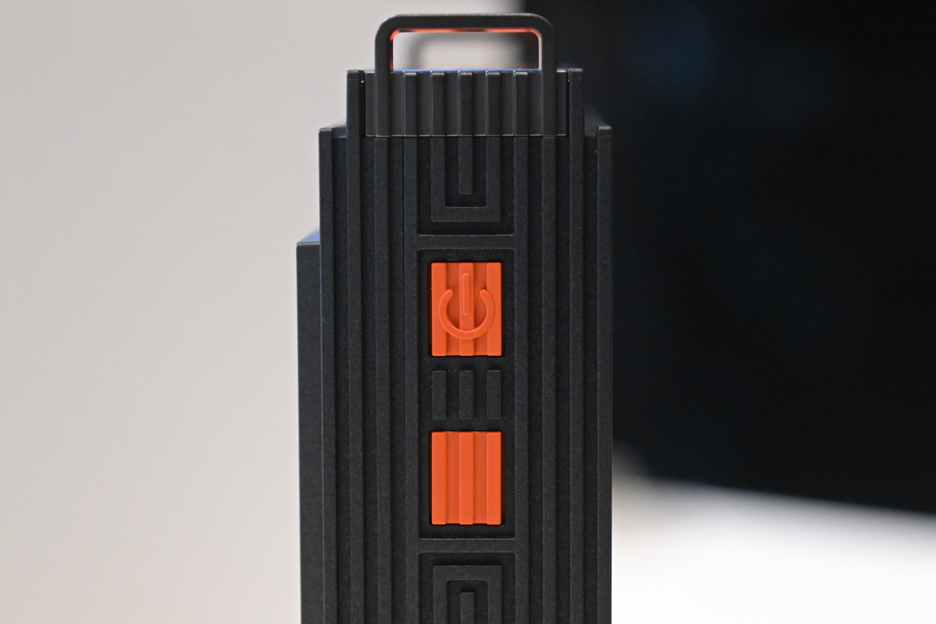 電源などの操作面は側面に用意。オレンジのボタンがアクセントとなっている