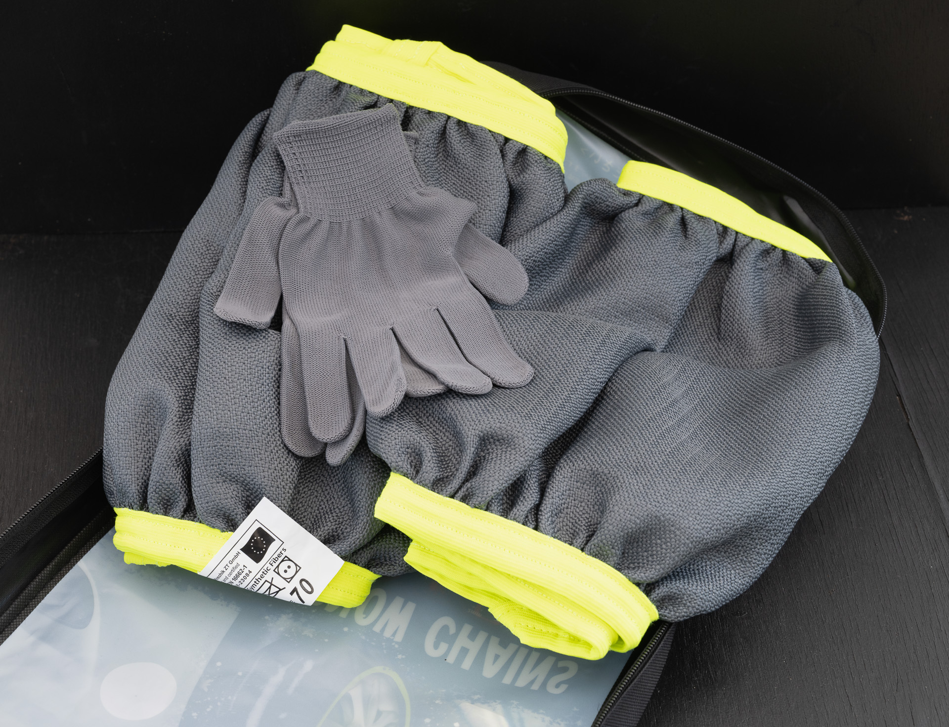 内容物は布チェーンひと組みと薄手の軍手一双