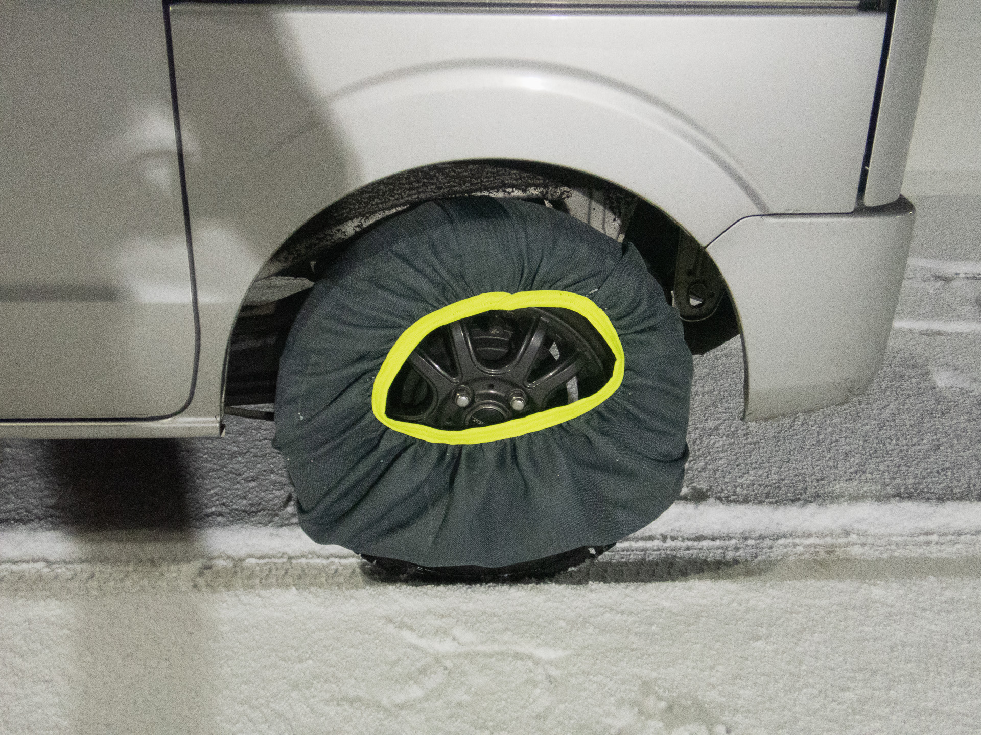 手順1：タイヤに半分かぶせる。奥に落とし込むのがコツ