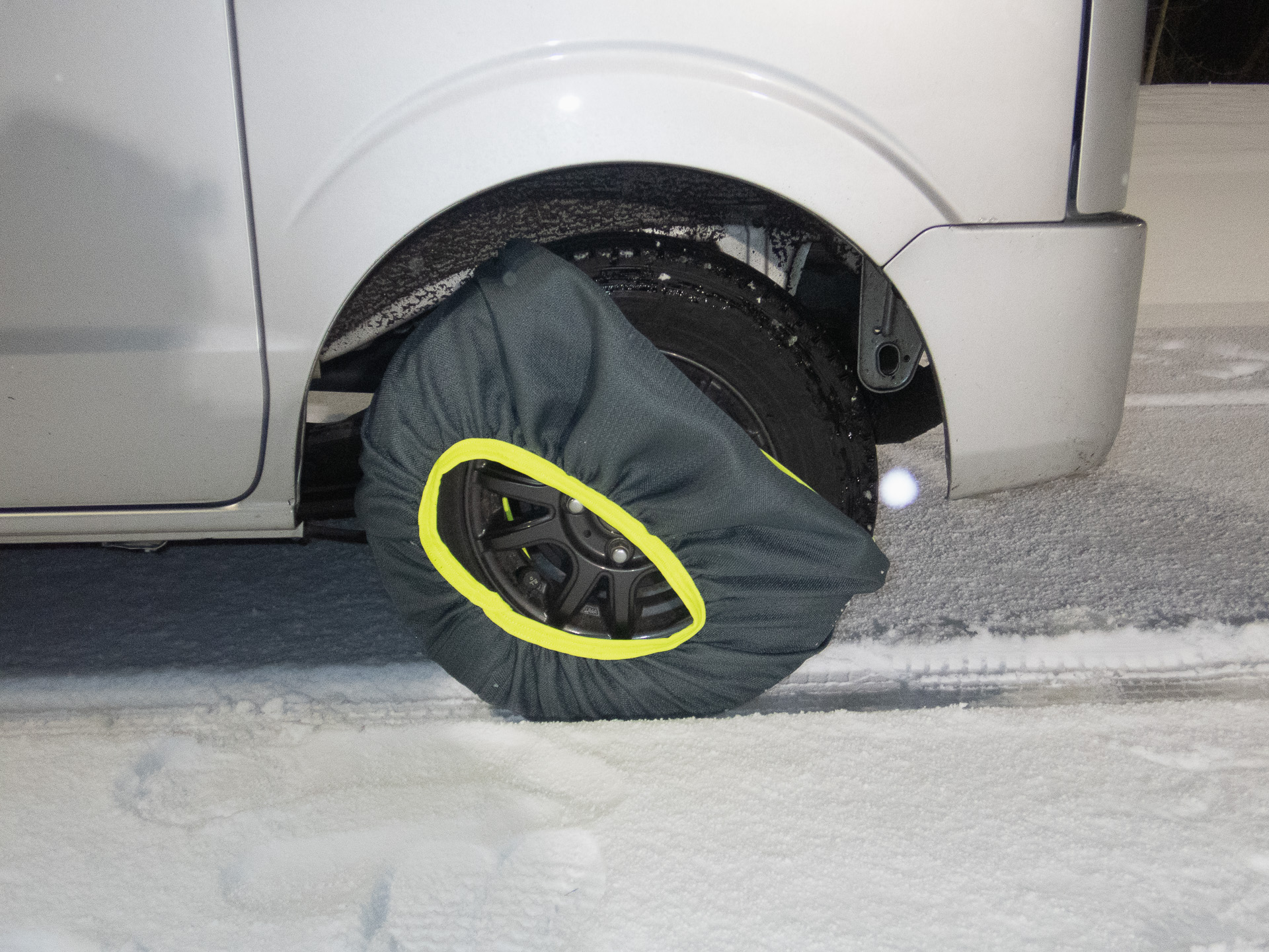 手順2：エンジンをかけ前進（状況によっては後進）。タイヤを半回転