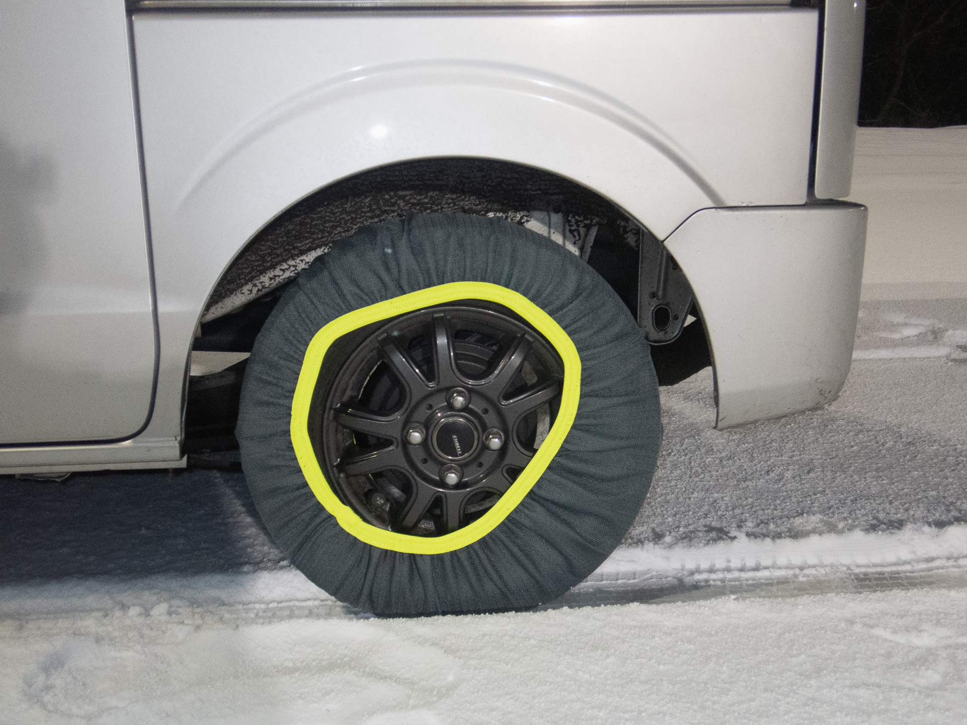 手順3：布チェーンを全体に被せる。この時点では乱れた装着でOK