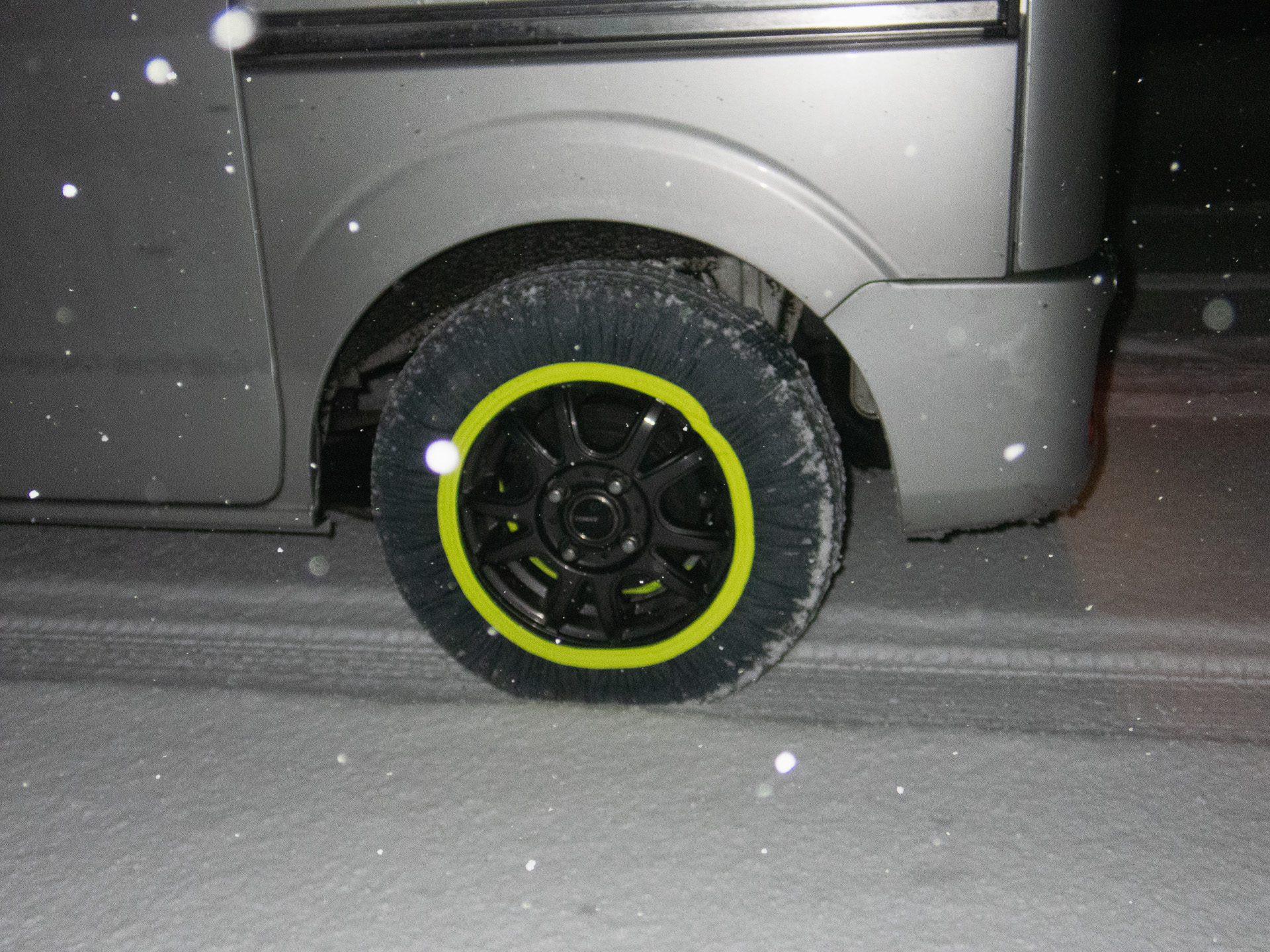 手順4：数km走ると布チェーンは自然とタイヤ中心に落ち着く