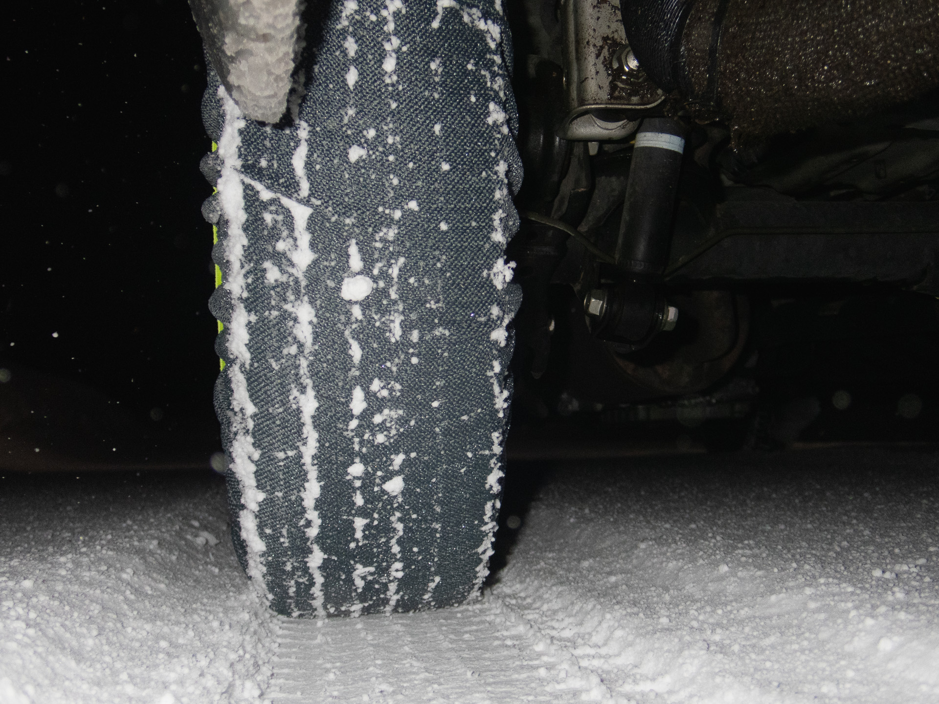 太い糸目がしっかり雪に食いついている