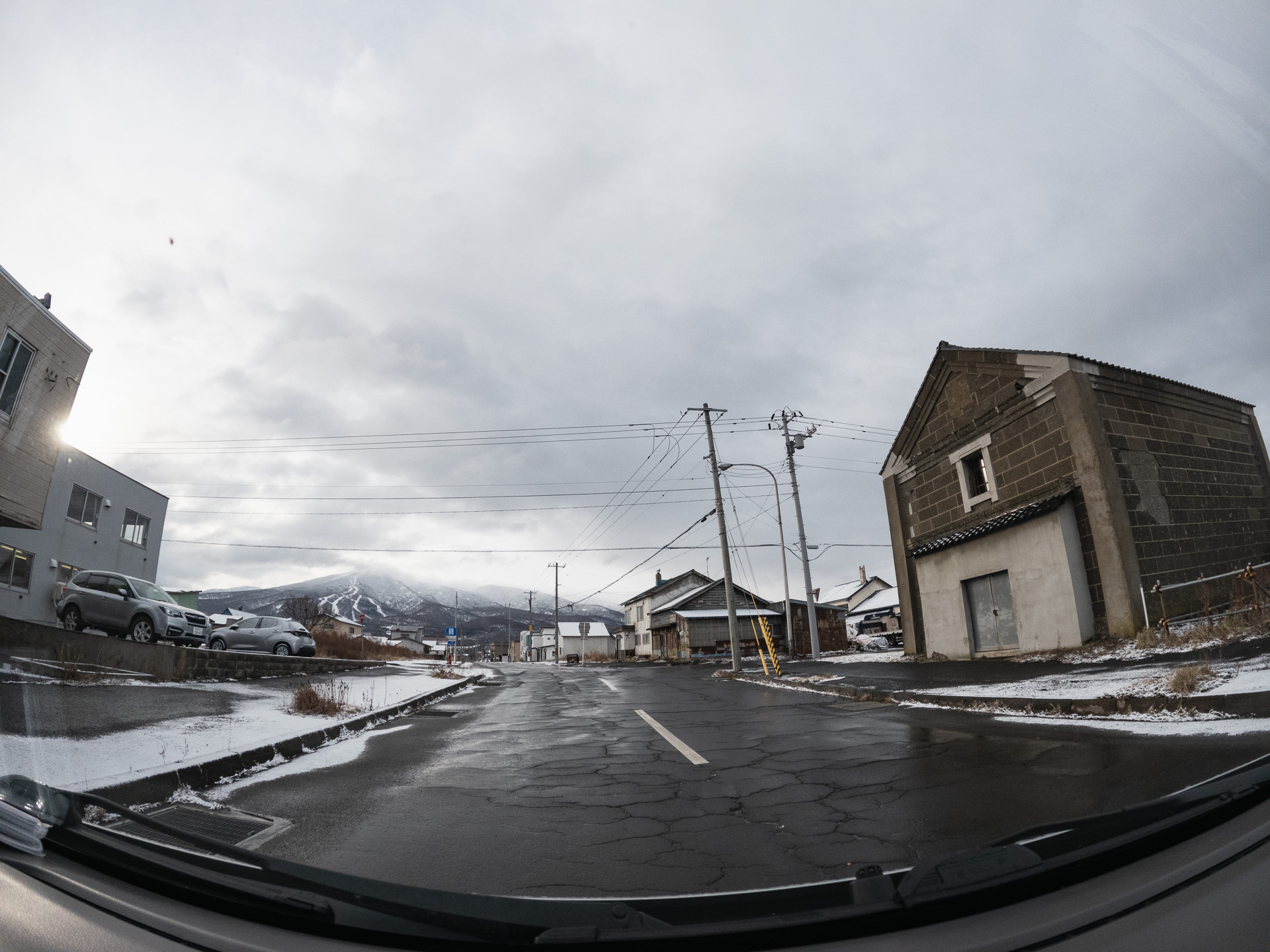 雪がまばらな市街地。こちらの走行距離は約20km。1箇所大きな穴が空いた