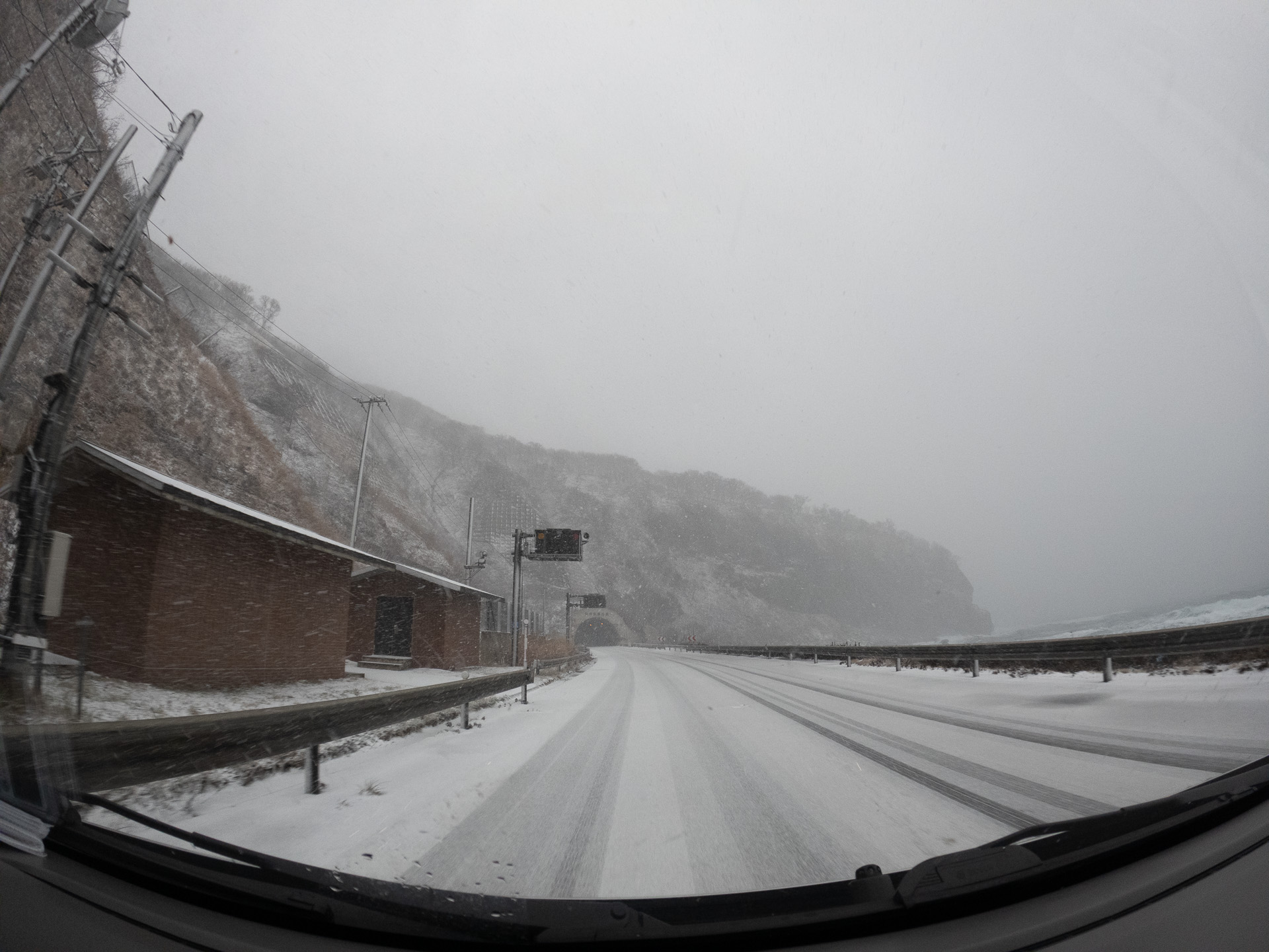 圧雪路、降雪。こちらは一番長い走行距離で約80km。大きな穴はさほど拡大せず。1cm程度の小穴が複数開く