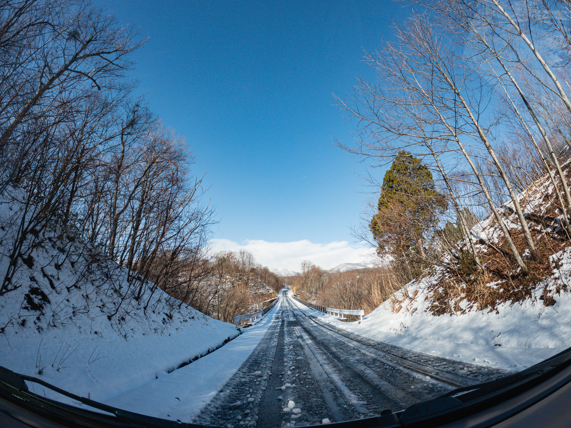 路面状況が大きく変わる高原の道路。急カーブもチェーンに負担をかける