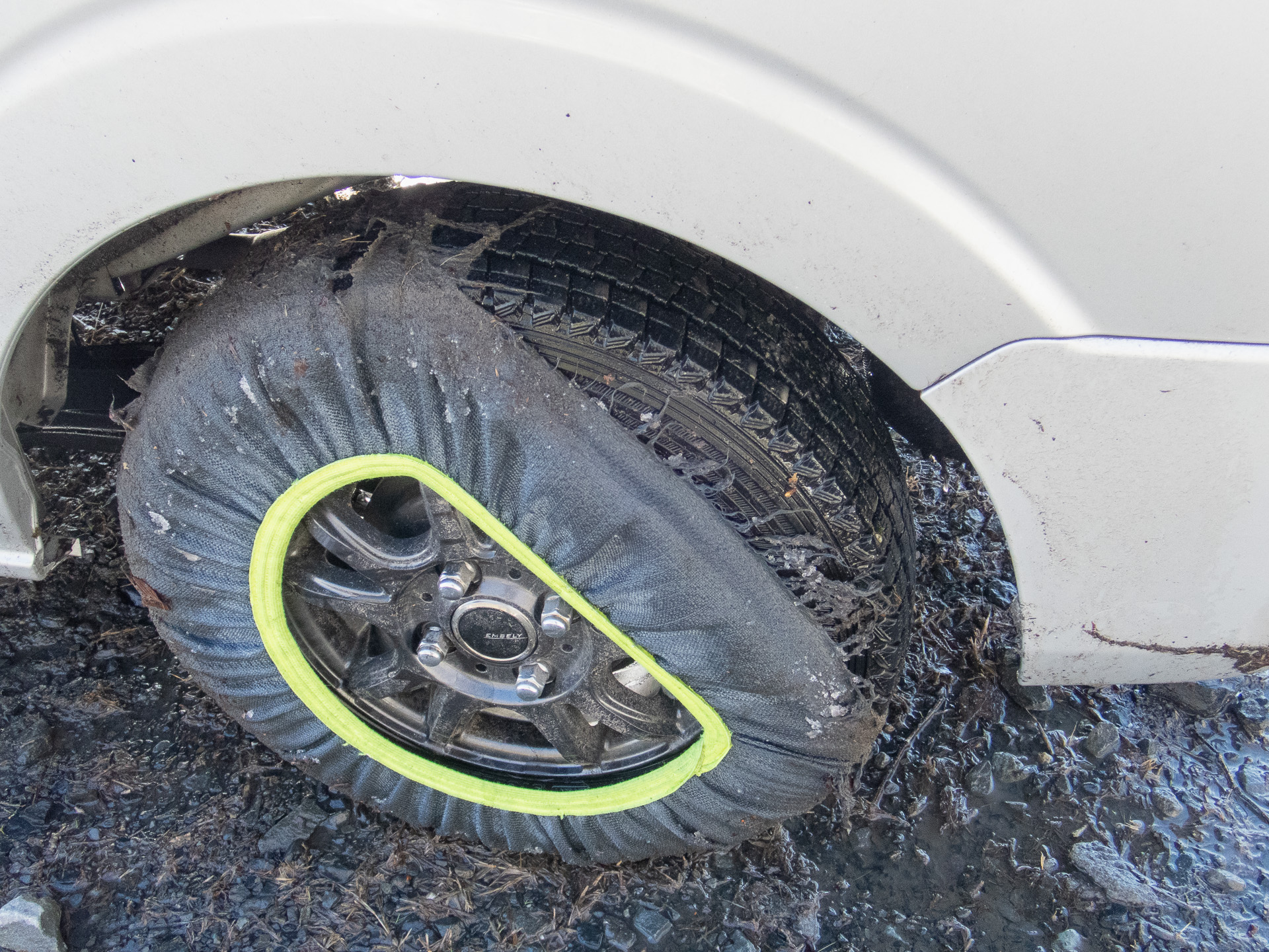 内側が大きく切れてタイヤが露出してしまった。この状態は危険