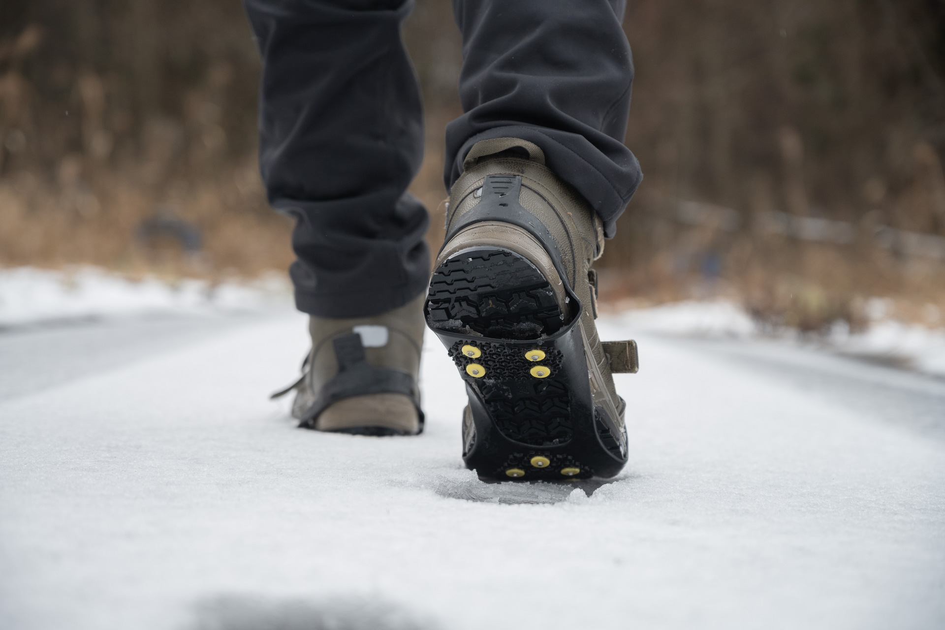 そこに鉄のスパイクがついているので雪や氷で滑りにくい。足のサイズのみでなく靴のサイズを考慮して買う