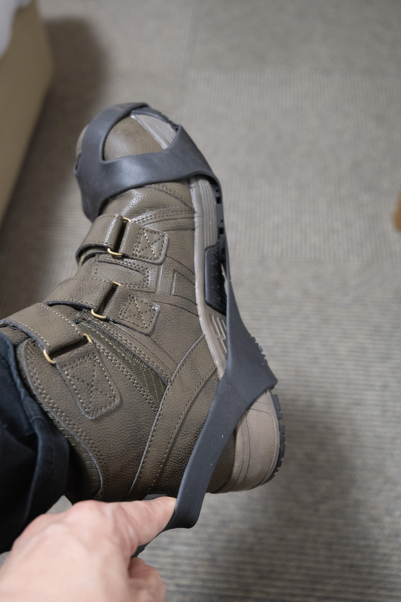 車外に出る前に装着する。脱着は一瞬。装着したまま運転するのはやめよう