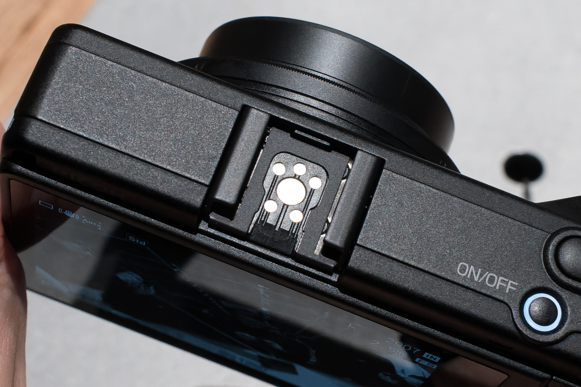 ホットシュー接点の配列はGR IVと同じ