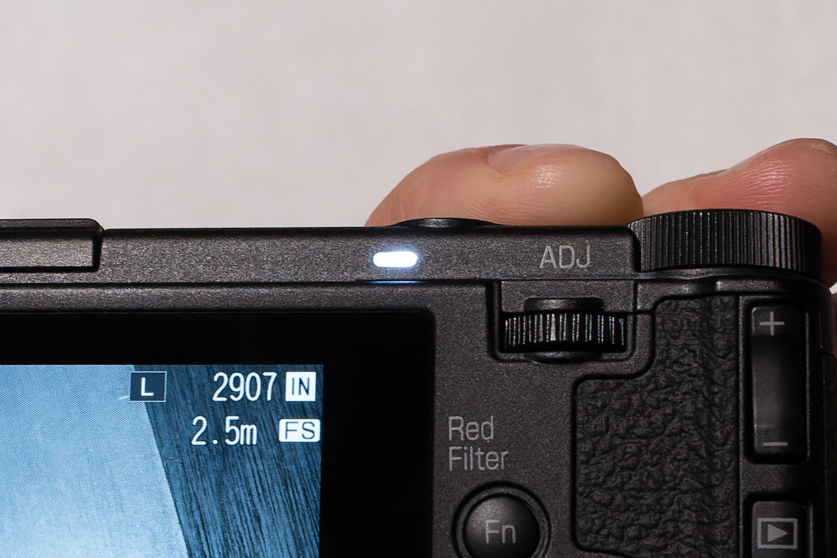 アクセスランプも白く光る