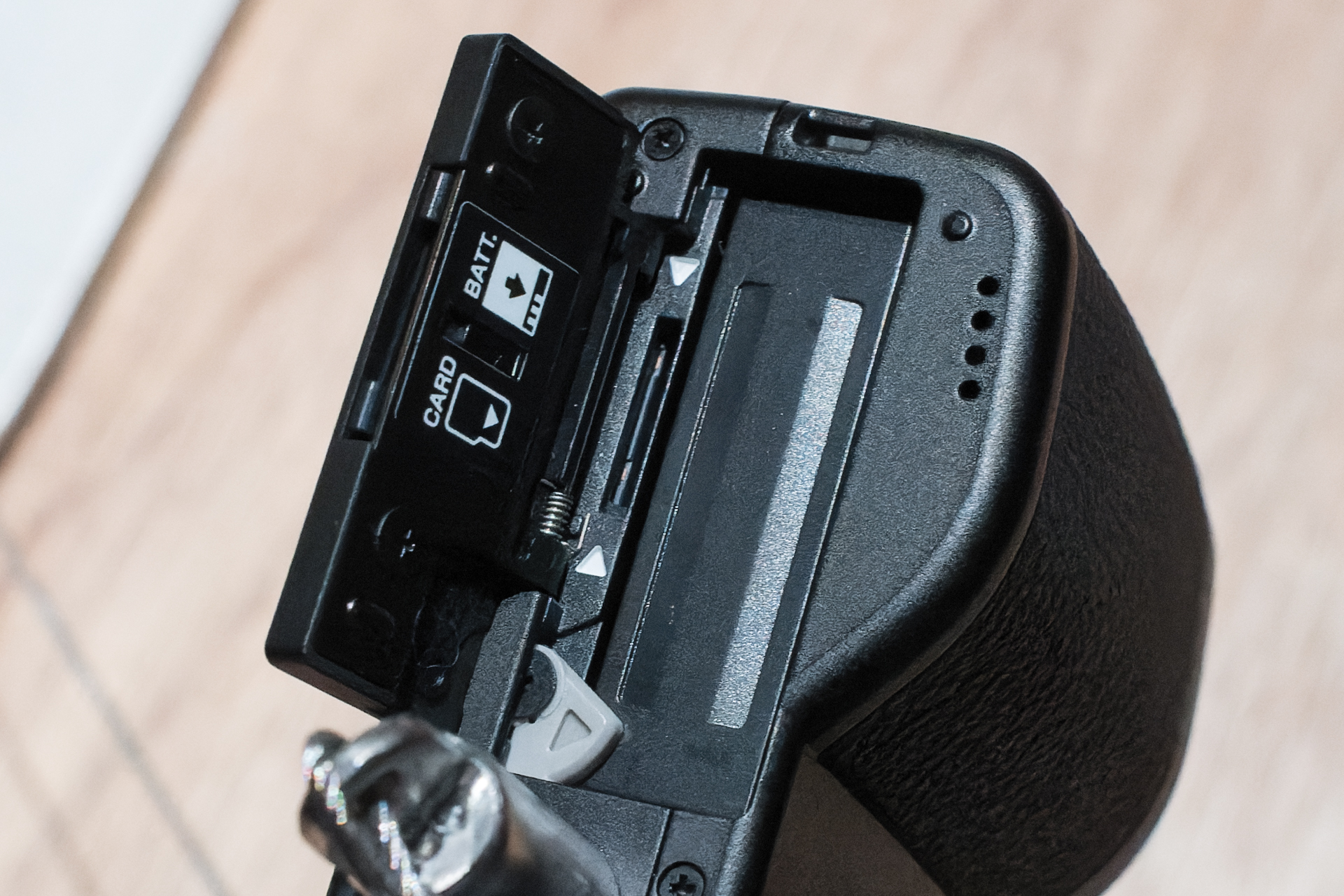 ストレージは約53GBの内蔵メモリーとmicroSDカード（UHS-I対応）