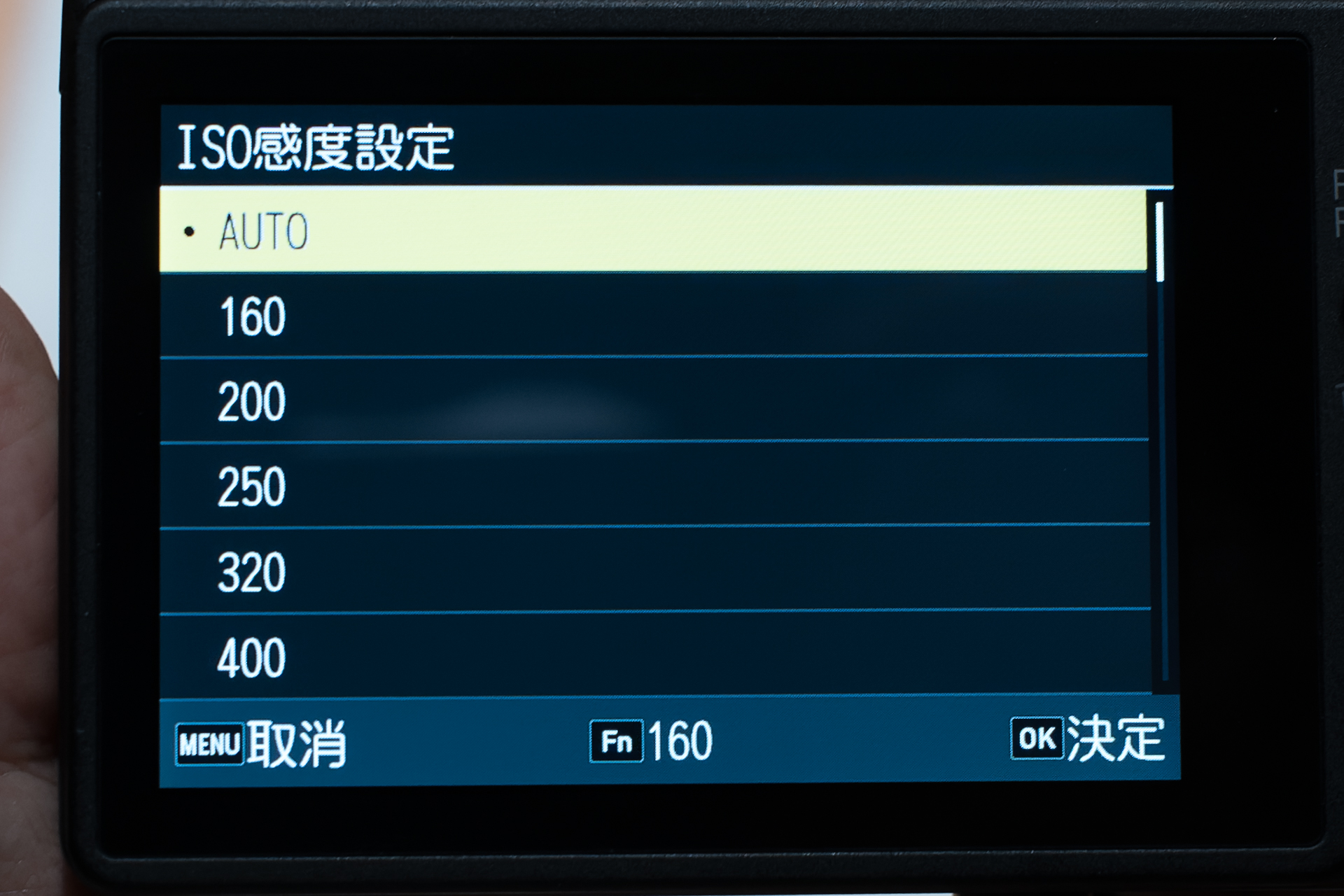 感度はISO 160～409600。カラーフィルターを取り除いたため、GR IVよりベース感度で2/3段、最高感度で1段分上にシフトしている