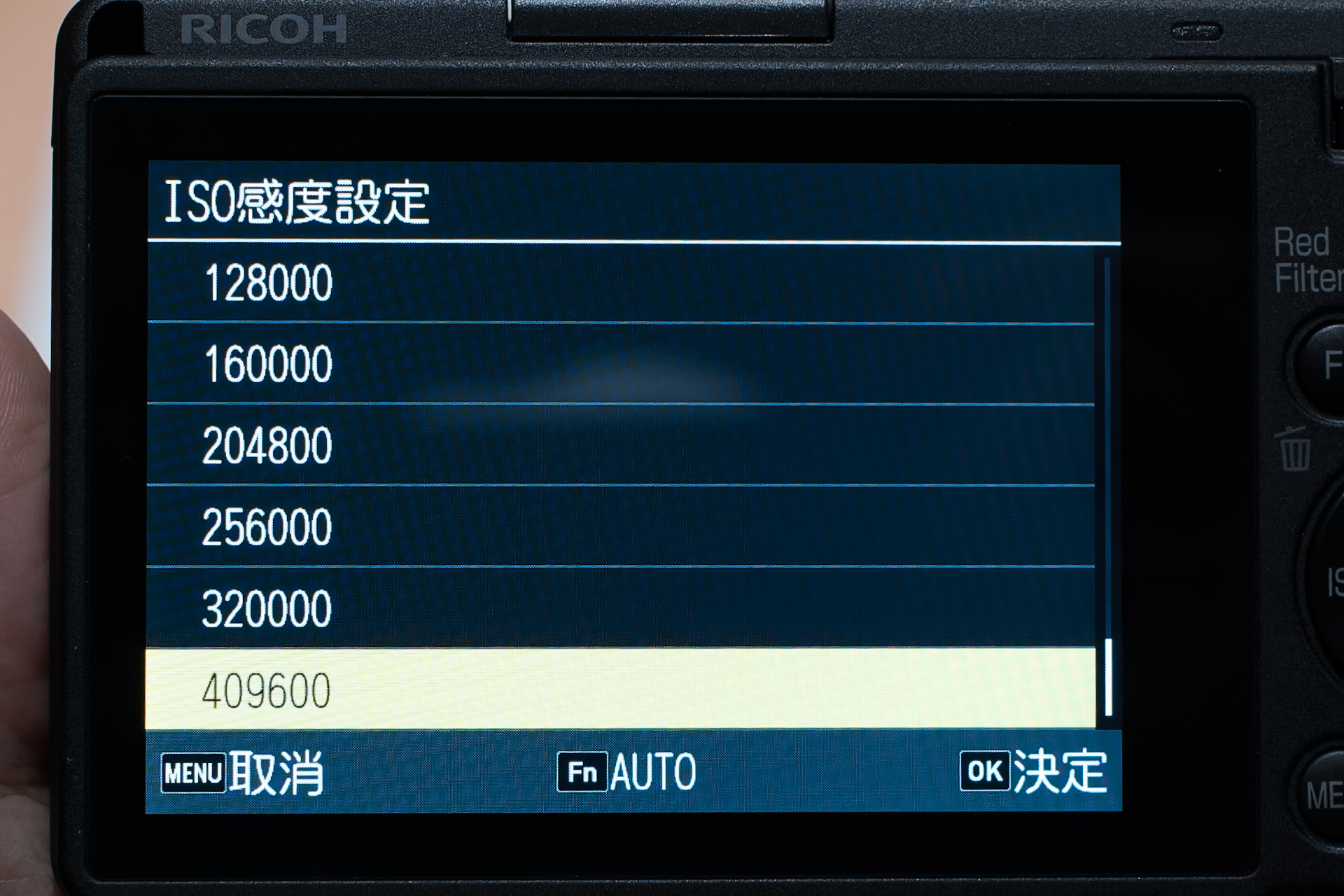 感度はISO 160～409600。カラーフィルターを取り除いたため、GR IVよりベース感度で2/3段、最高感度で1段分上にシフトしている