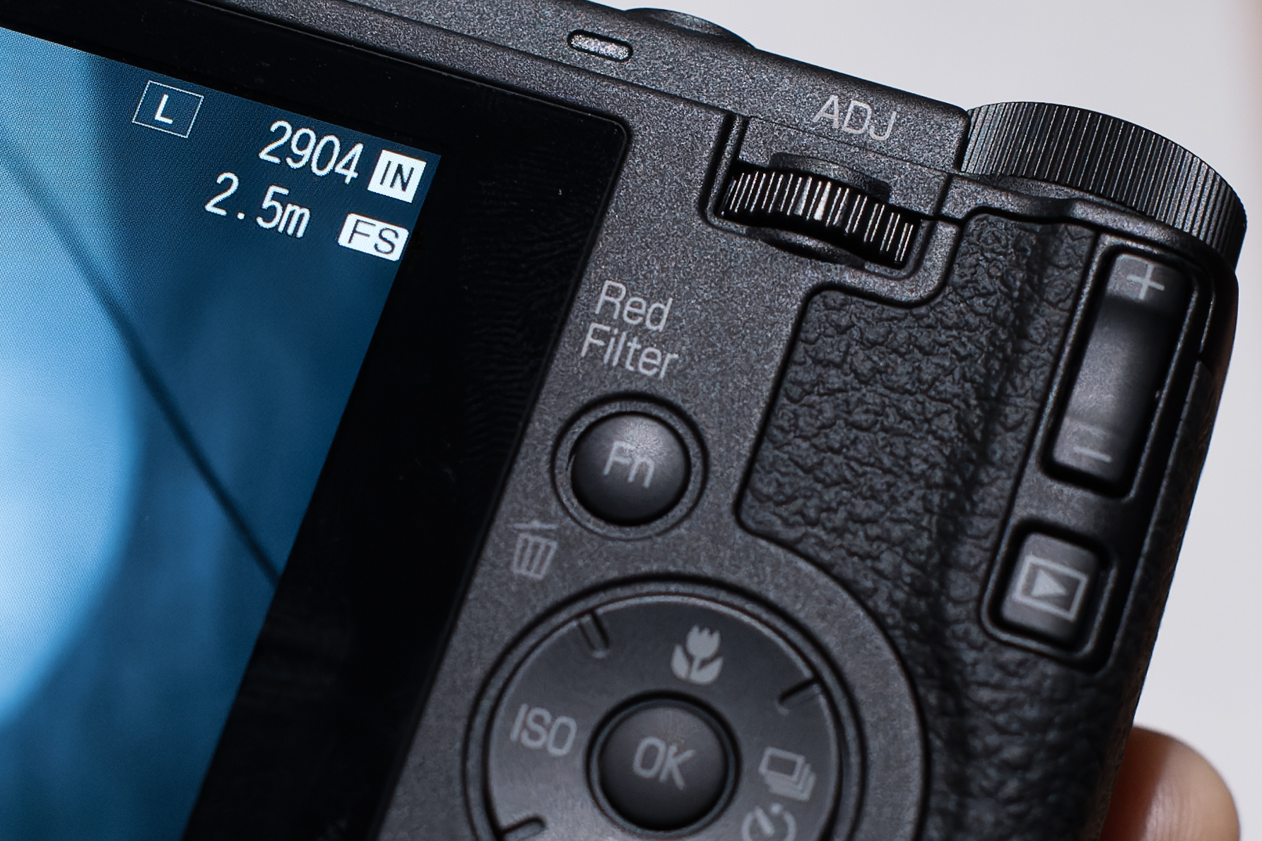 背面のFnボタンに“Red Filter”が割り当てられている