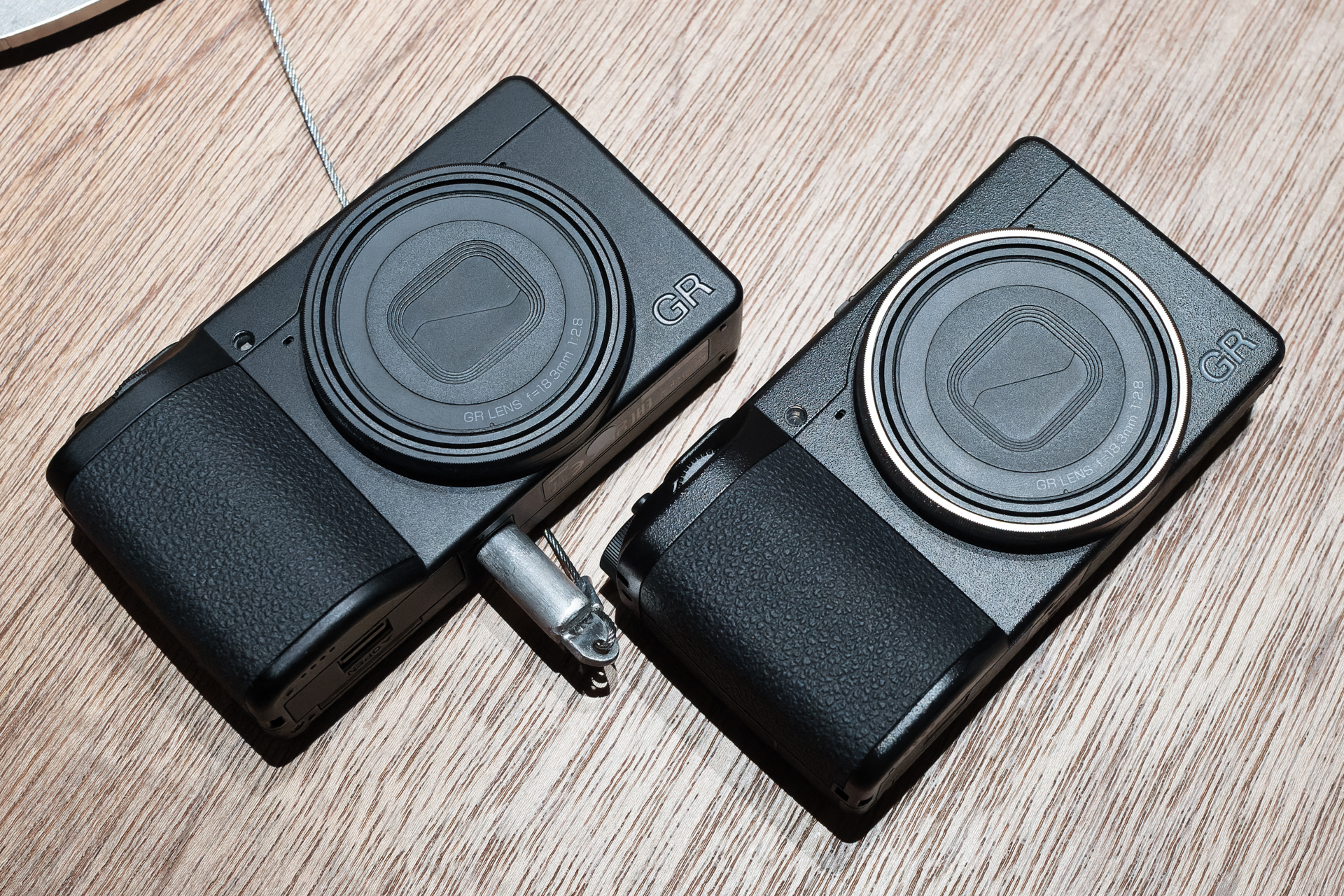 左がRICOH GR IV Monochrome。右はRICOH GR IV（レンズリングを取り換えたもの。以下同）。外装の触感が異なる