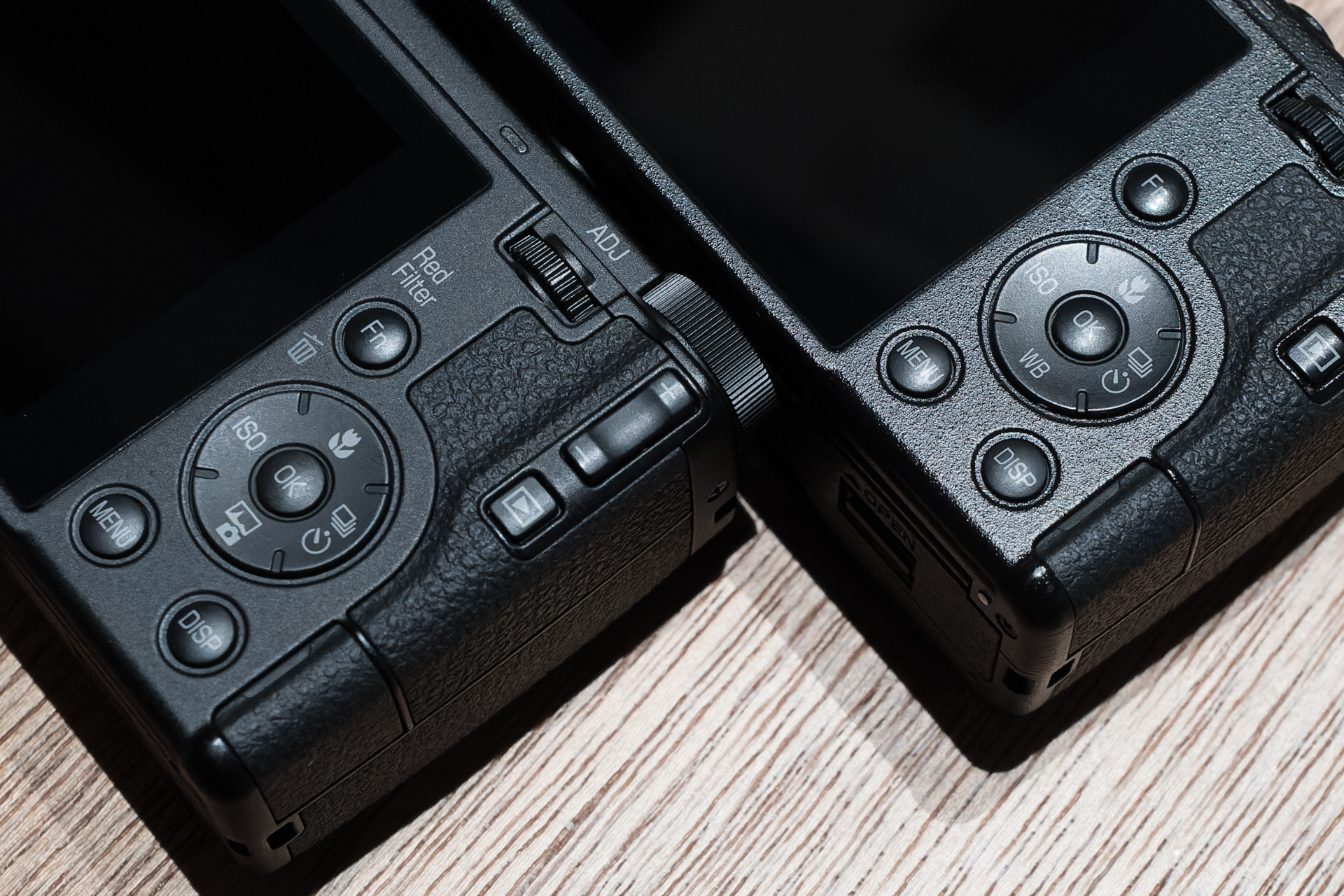 十字キーの下、WBボタンがイメージコントロールに変更。FnボタンにはRed Filter（赤色フィルターのオンオフ）が割り当てられている