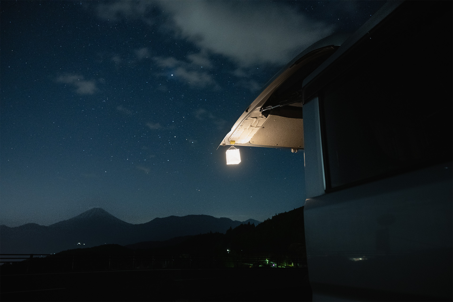 ランタンをリアゲートに吊るして星空を楽しみながら過ごす。ライトのカラーはウォームホワイトが似合っている