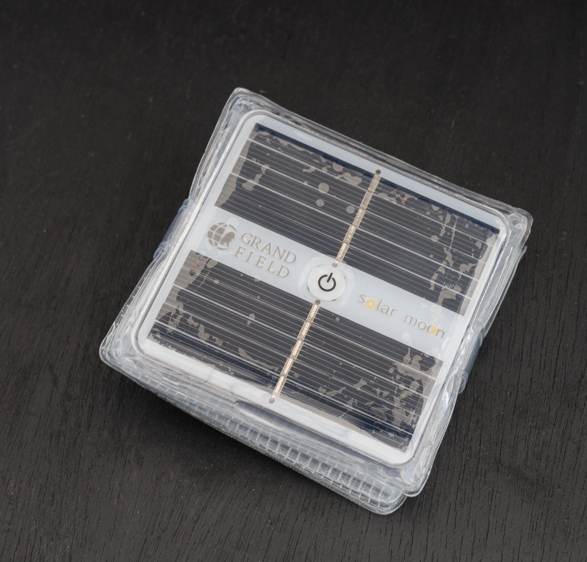 折り畳んだ状態。折り紙のようにしっかり畳み込まれるので収まりが良い