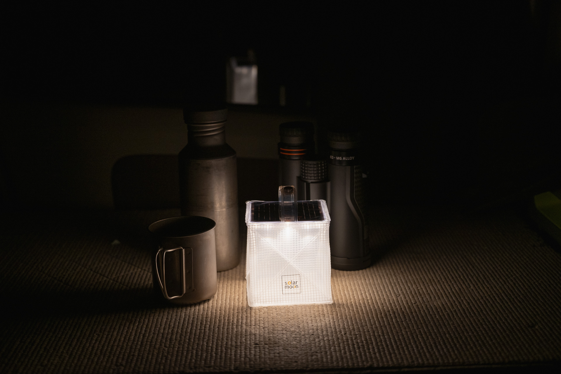 車内で点灯したところ。明るさは弱にすると常夜灯のように落ち着いた明るさ。中や強では十分に作業等として使える明るさだ