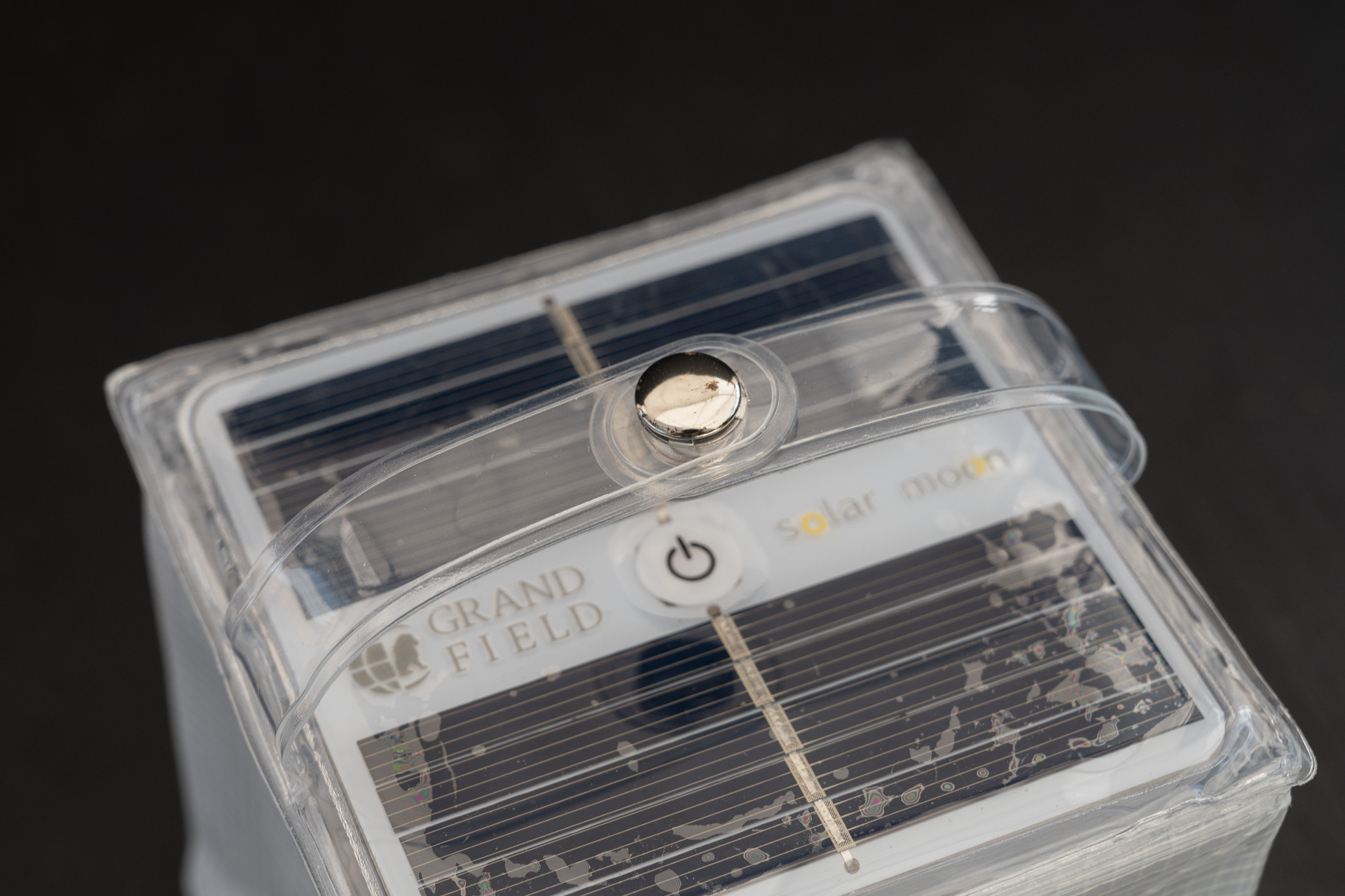 吊り上げ用のハンドルにはマグネットのホックがついていて、吊るして使うときにも便利