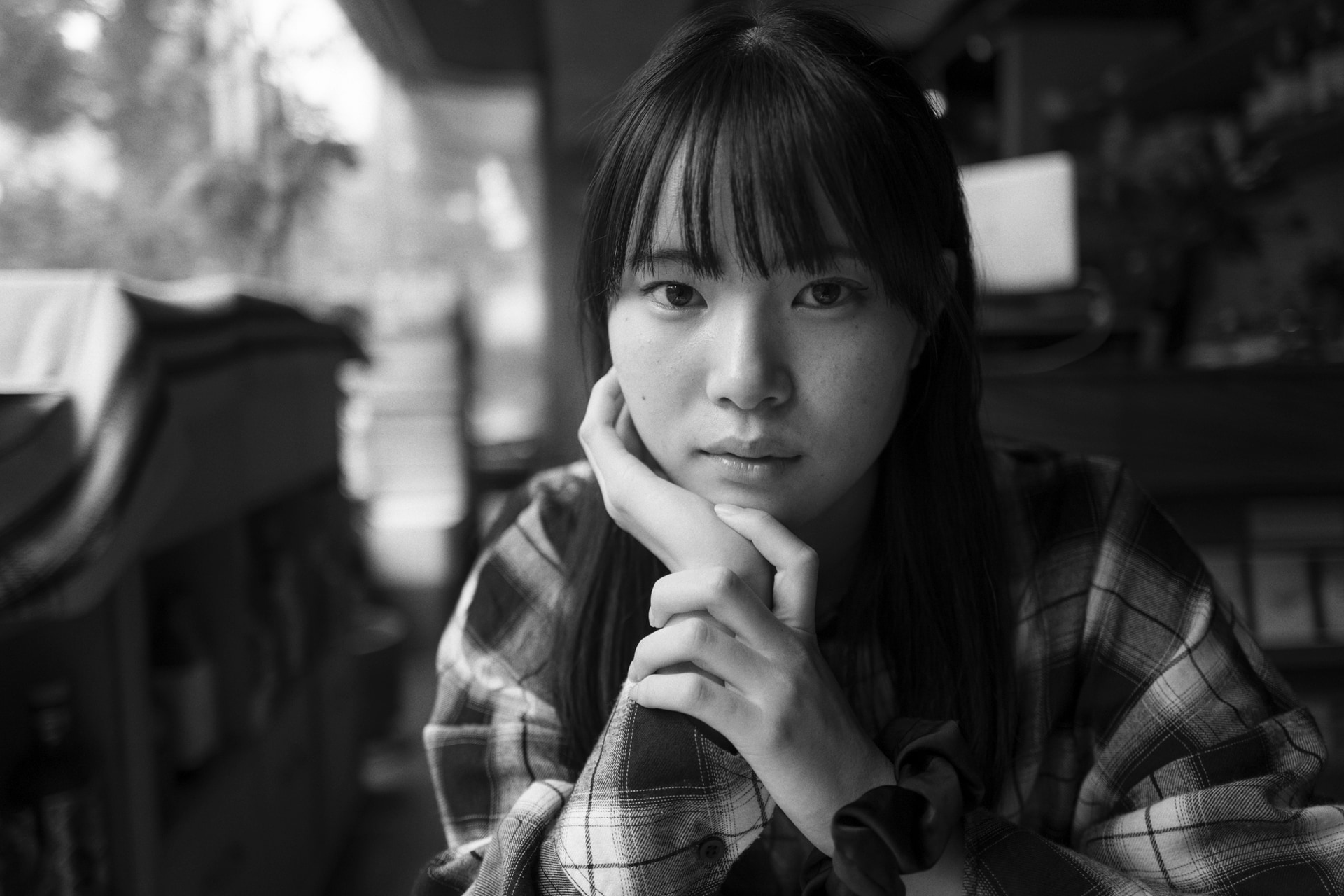 茨城の高校写真部に所属する彼女とは、私のワークショップを通じて知り合った。「レンズの表面を見るんじゃなくて、その奥にある君の明日の希望を探してください」。そう声をかけると、ふっと表情が和らぎ、とても良い顔を見せてくれた<br><span class="fnt-85">Leica Camera ライカQ Typ 116／28mm／マニュアル露出（F1.7、1/1,000秒）／ISO 200／WB：オート</span>