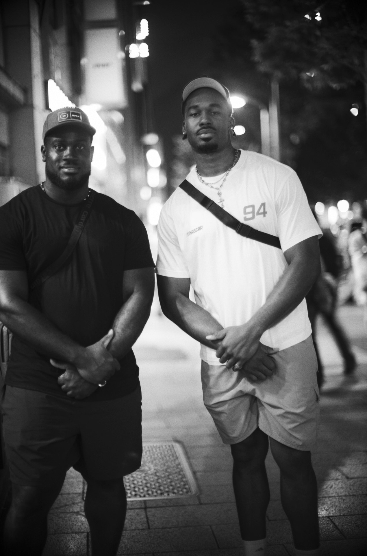 原宿でTシャツの販売イベント中にふらりと入ってきた彼の体格に目を奪われた。「何かスポーツを？」とたずねると、なんと陸上の金メダリストだった。アスリートとしての迫力に引かれ、シャッターを切らせてもらった<br><span class="fnt-85">Leica Camera ライカM10モノクローム／ノクティルックスM f0.95/50 ASPH.／50mm／マニュアル露出（F0.95、1/15秒）／ISO 3200</span>