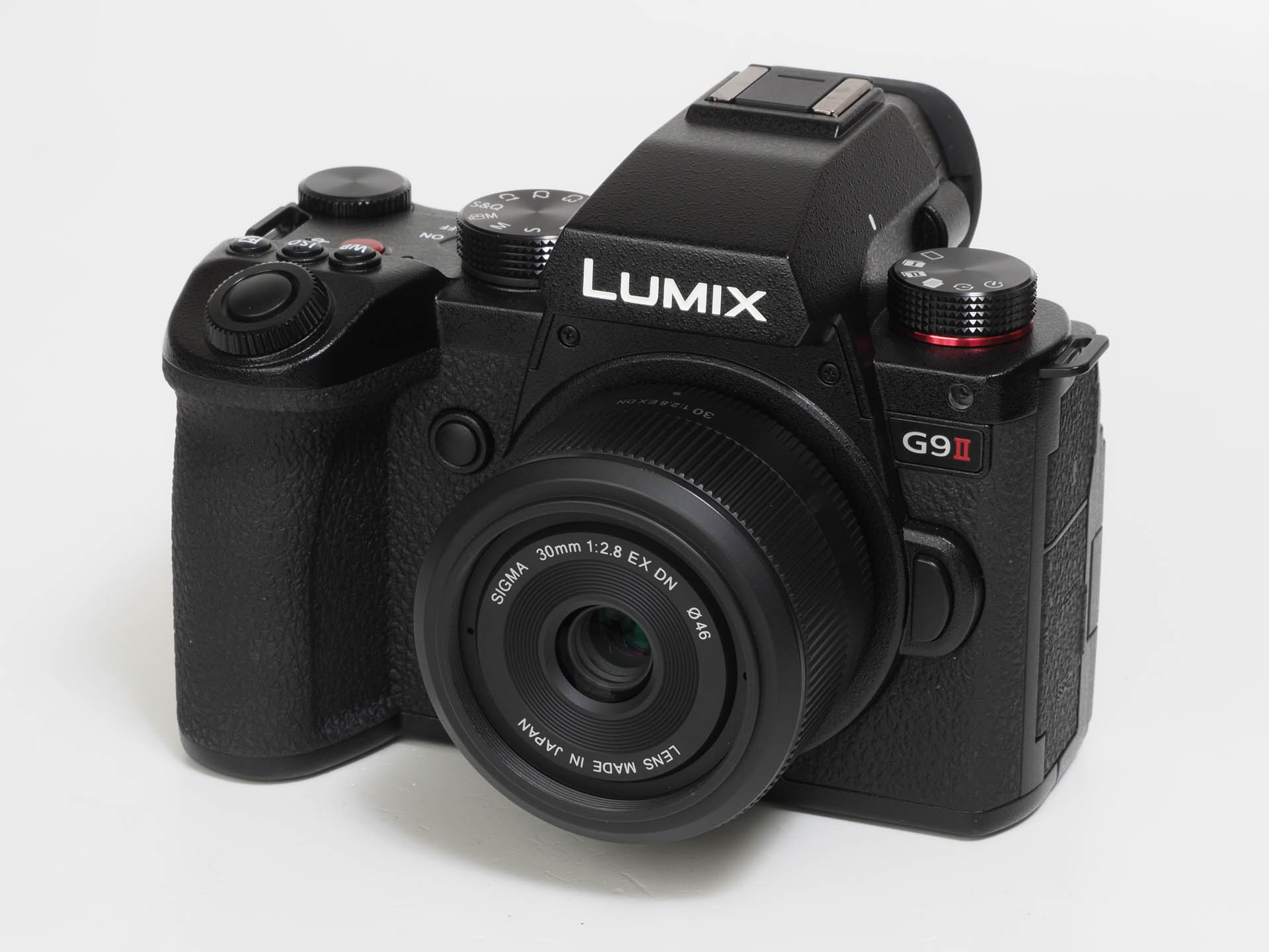 SIGMA 30mm F2.8 EX DNです。鏡筒に金属質は皆無でありまして、かなりお安いレンズにみえます。実際お安いです。お小遣いでイケます。