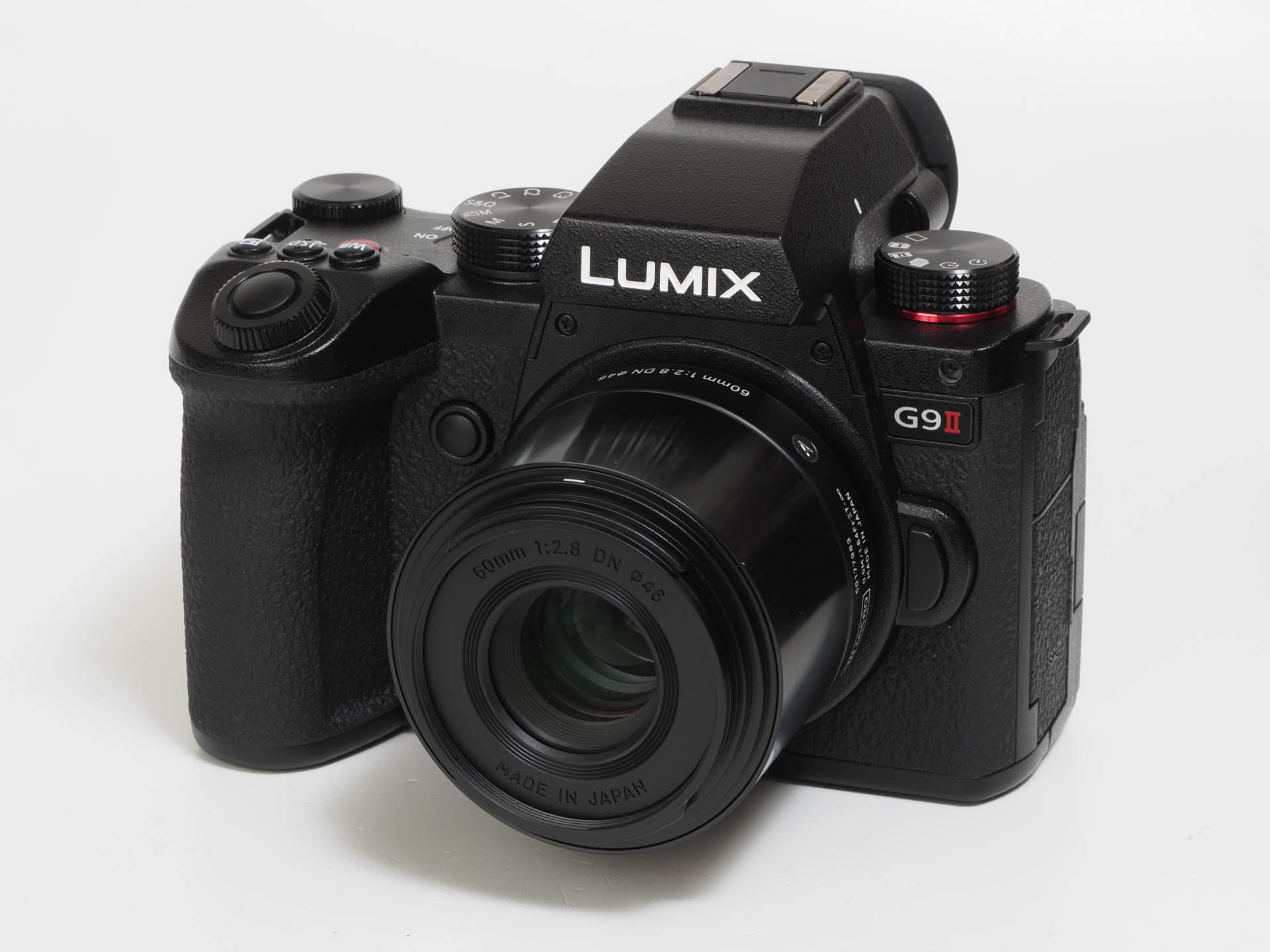 SIGMA 60mm F2.8 DNです。これだけなぜブラックを選んだのか記憶にないのですが。素晴らしくよく写りまして、ツッコめないところがつまらないです。