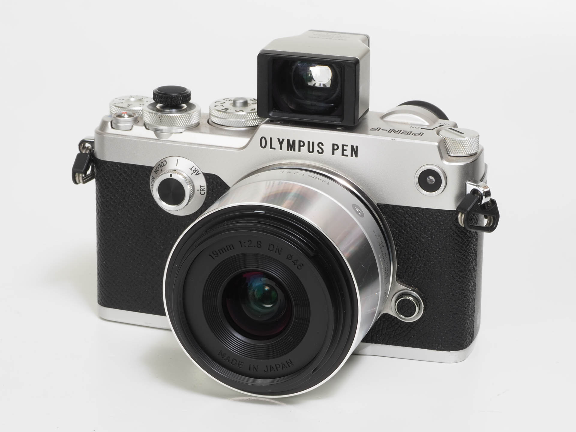 SIGMA 19mm F2.8 DNですね。OLYMPUS PEN-Fにつけっぱなしです。キラキラの鏡筒。フォーカスリングにローレットがないから、MFの時は使いづらいと思ったらそうでもありませんでした。もっとも距離指標がないからMFでは撮らないすね。