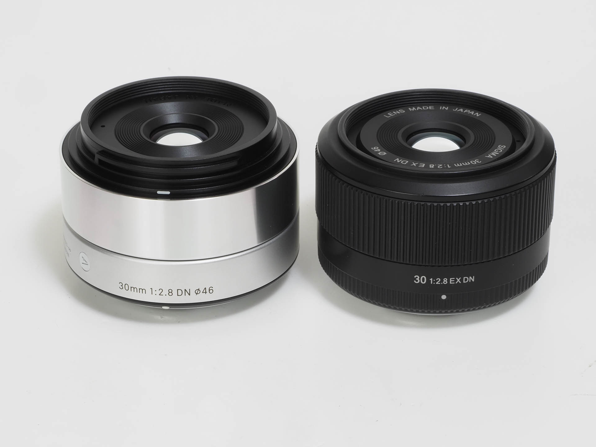 SIGMA 30mm F2.8EX DN（右）と今回お亡くなりになったSIGMA 30mm F2.8 DN です。後者はArtラインに入りまして、昇格しました。同じ性能なのに。