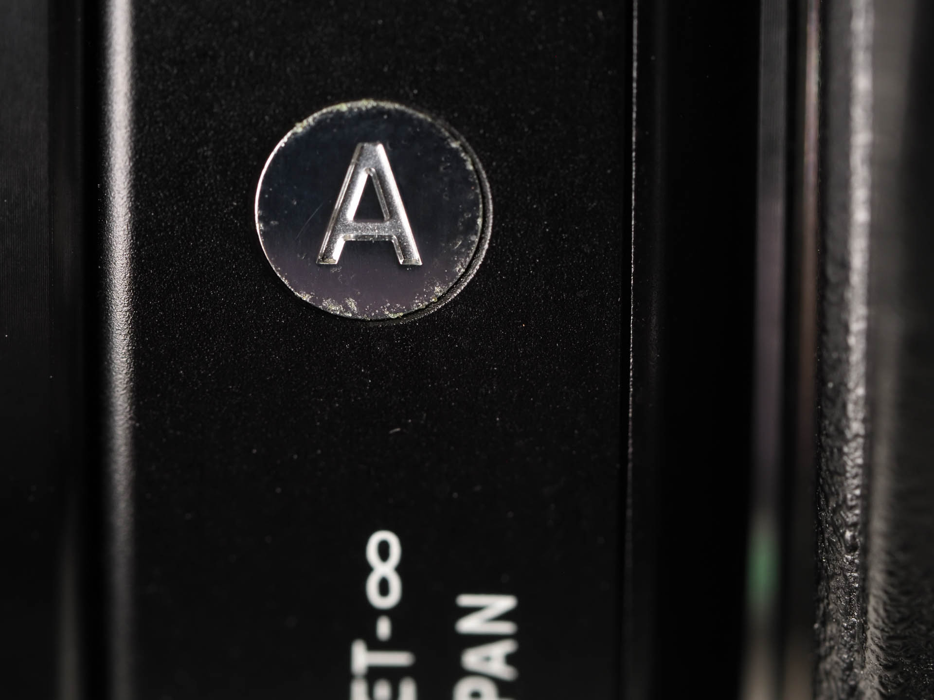 DNシリーズの「Artライン」であることのマークですね。そのうち剥がれ落ちそうですが、シンボライズされている印象はあります。