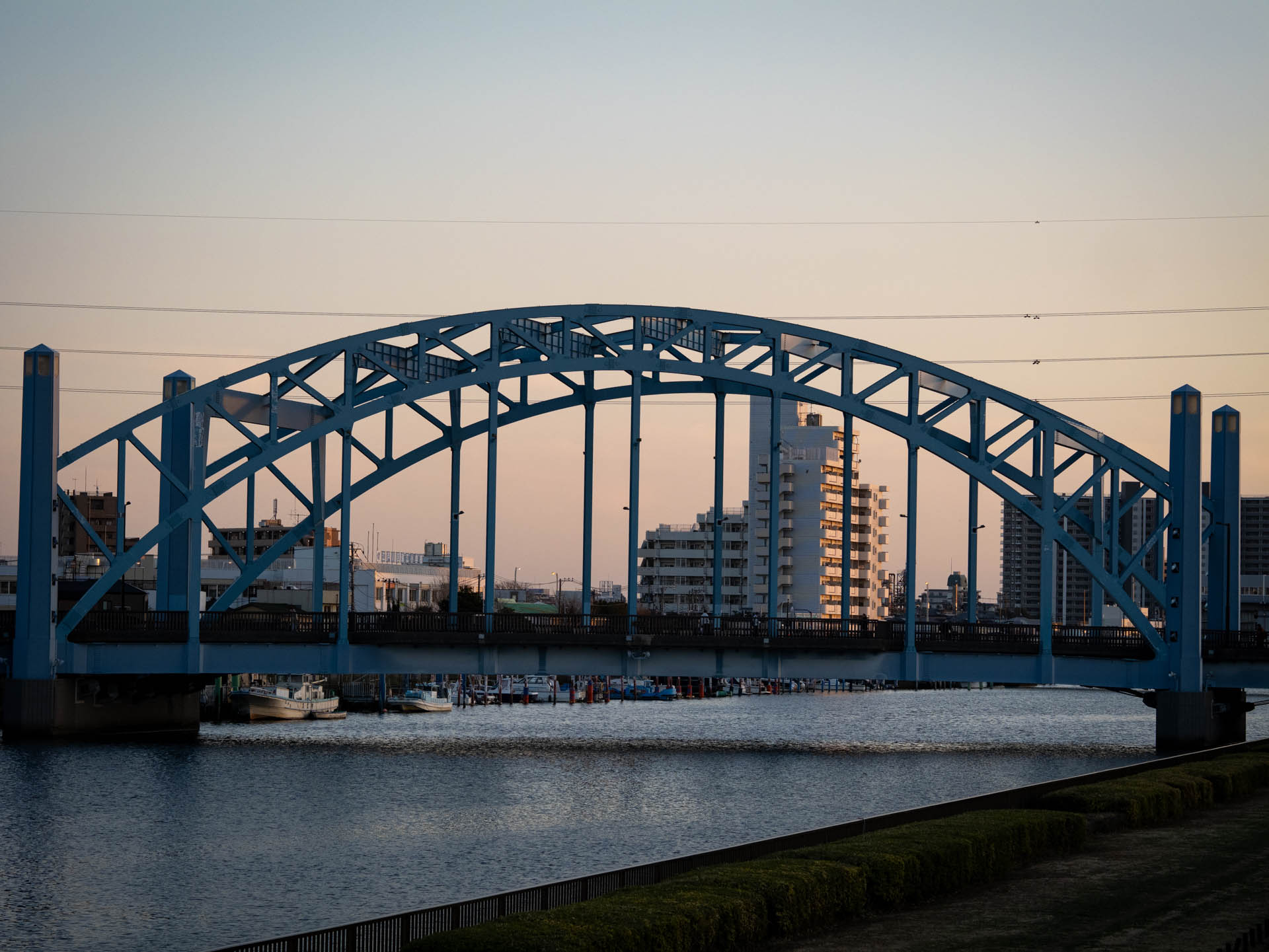 まっすぐなものはまっすぐにという描写で、カメラ内での歪曲補正はないと思います。<br><span class="fnt-85">LUMIX G9PROII／SIGMA 60mm F2.8 DN／60mm（120mm相当）／プログラムAE（1/500秒、F5.6、−0.7EV）／ISO 400</span>