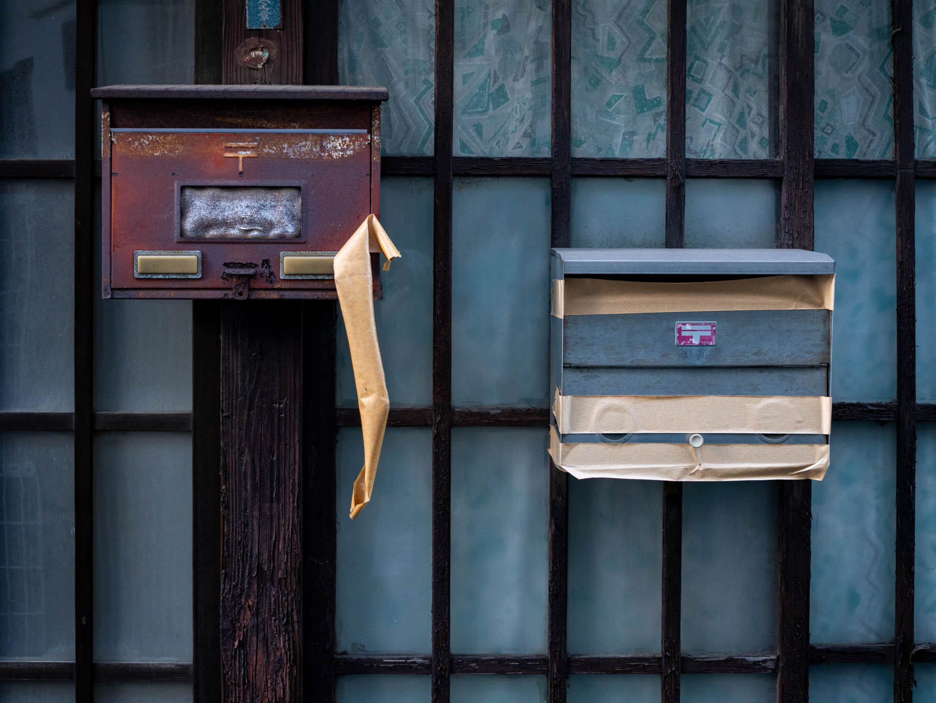 廃屋。わずかに歪曲はタル型かなあという程度です。路地裏の暗い景色ですが、綺麗に描写されています。手ブレ補正も役立ったようです。<br><span class="fnt-85">LUMIX G9PROII／SIGMA 30mm F2.8 EX DN／30mm（60mm相当）／プログラムAE（1/10秒、F5.6、−1.3EV）／ISO 400</span>