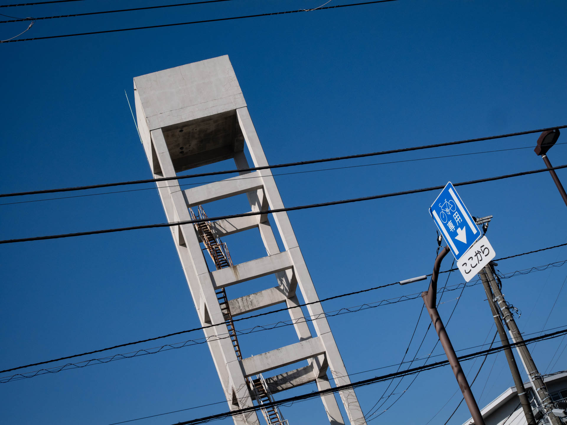 給水塔。高いところが苦手なんで見上げるばかりですが、階段の存在がいいですね。ヌケのよい描写です。<br><span class="fnt-85">LUMIX G9PROII／SIGMA 30mm F2.8 EX DN／30mm（60mm相当）／プログラムAE（1/2,500秒、F8.0、−0.7EV）／ISO 400</span>