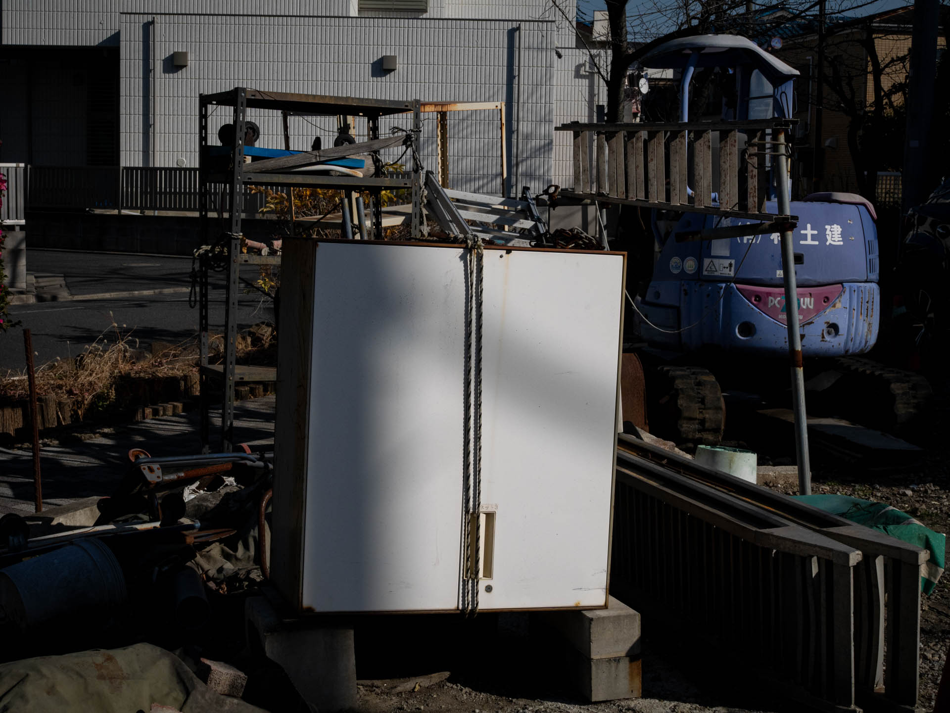 建機の駐車場だと思いますが、なんだか謎の雰囲気でして。街で見つけた謎は謎としてとりいそぎ撮影しておくという。<br><span class="fnt-85">LUMIX G9PROII／SIGMA 30mm F2.8 EX DN／30mm（60mm相当）／プログラムAE（1/2,500秒、F10、−1EV）／ISO 400</span>