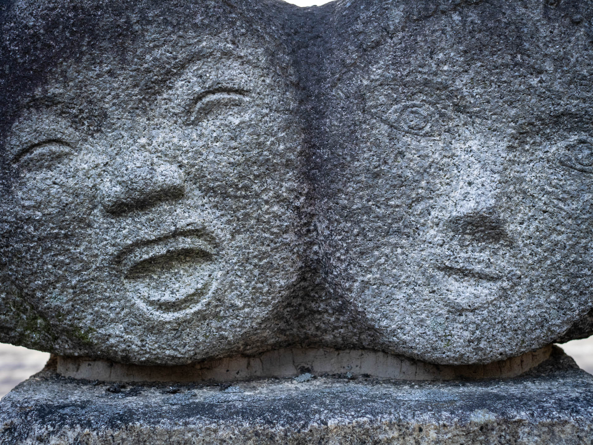 街のモニュメントです。こういう写真は石の質感がきちんと描写されないといけませんが、期待どおりです。<br><span class="fnt-85">LUMIX G9PROII／SIGMA 30mm F2.8 EX DN／30mm（60mm相当）／プログラムAE（1/320秒、F5.0、−1EV）／ISO 400</span>