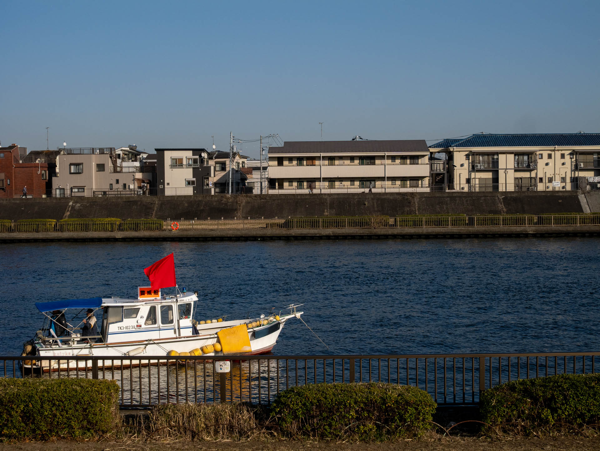 すっきり、くっきりな描写で、気持ちがいいですね。水面の描写もよい感じです。<br><span class="fnt-85">LUMIX G9PROII／SIGMA 30mm F2.8 EX DN／30mm（60mm相当）／プログラムAE（1/2,000秒、F8.0、−0.7EV）／ISO 400</span>