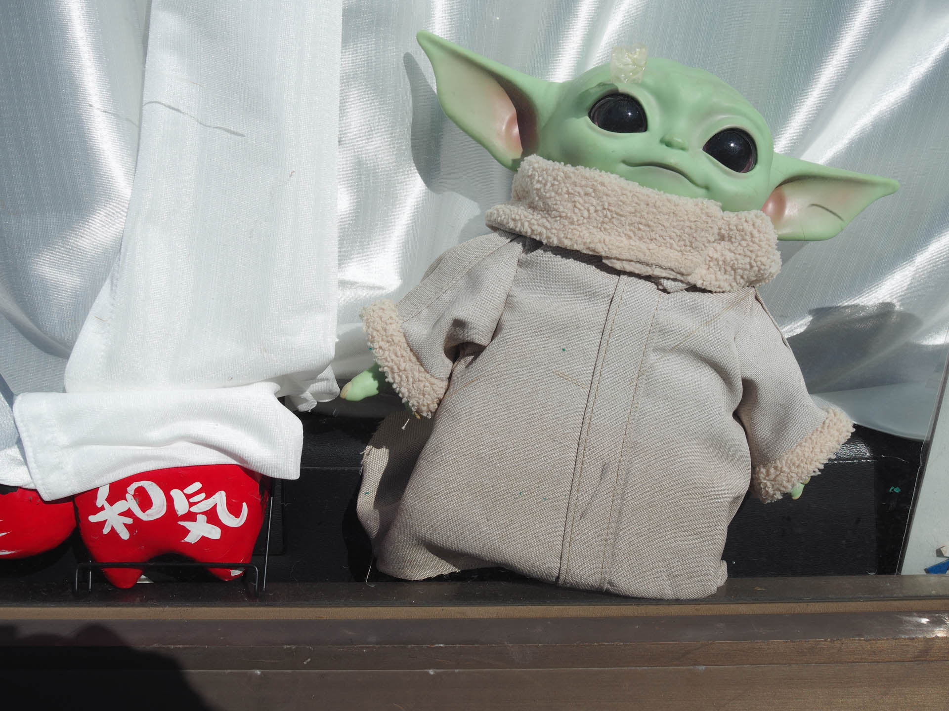 ウィンドウのディスプレー。やる気があるのかないのか。ハイライト部分が多いのですが、階調再現も申し分なしです。<br><span class="fnt-85">OLYMPUS PEN-F／SIGMA 19mm F2.8 DN／19mm（38mm相当）／プログラムAE（1/500秒、F7.1、±0.0EV）／ISO 80</span>