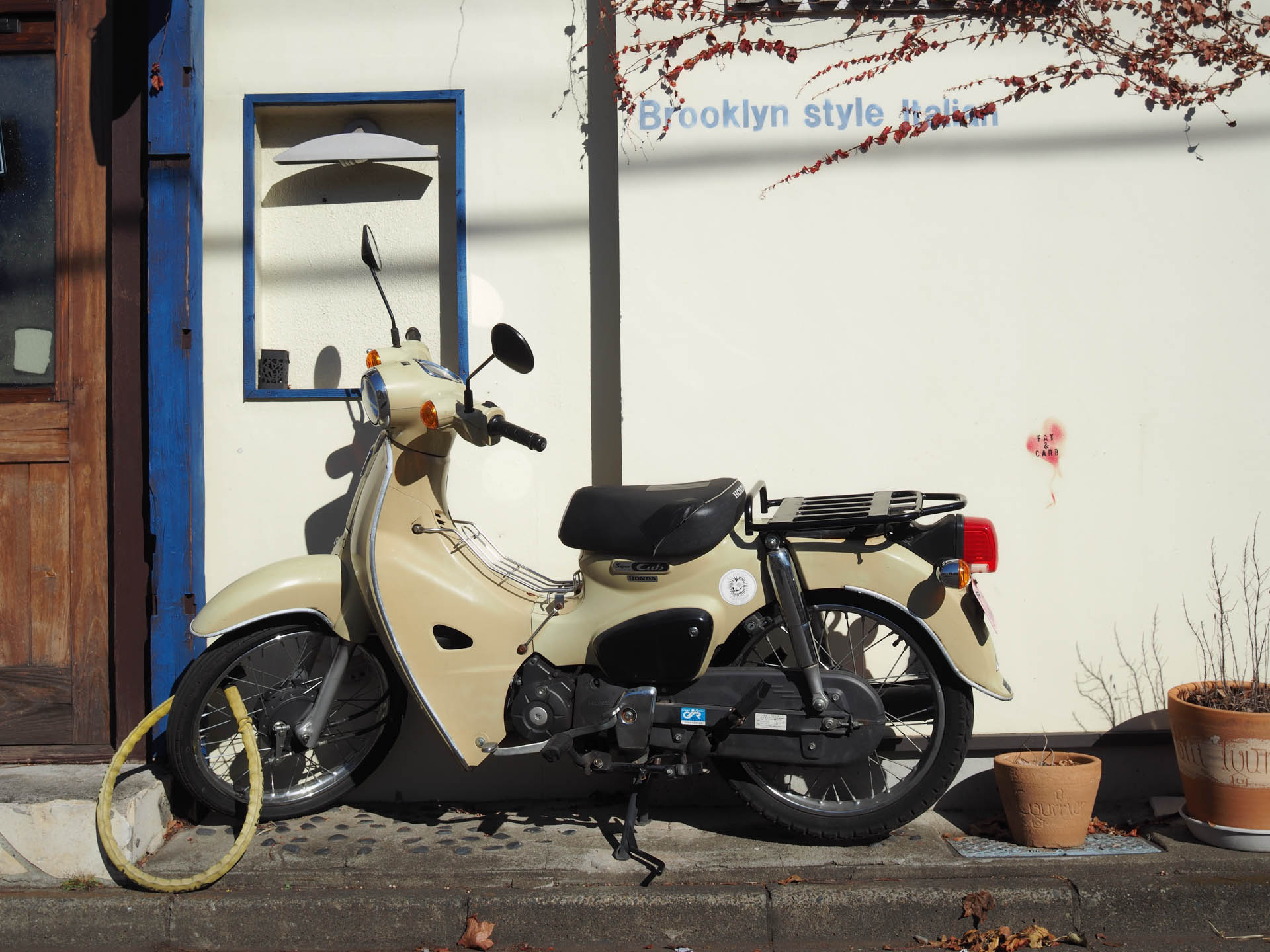 オサレな店頭です。白い壁の描写も文句なしですね。細かい部位までよく再現しております。<br><span class="fnt-85">OLYMPUS PEN-F／SIGMA 19mm F2.8 DN／19mm（38mm相当）／プログラムAE（1/400秒、F7.1、±0.0EV）／ISO 80</span>