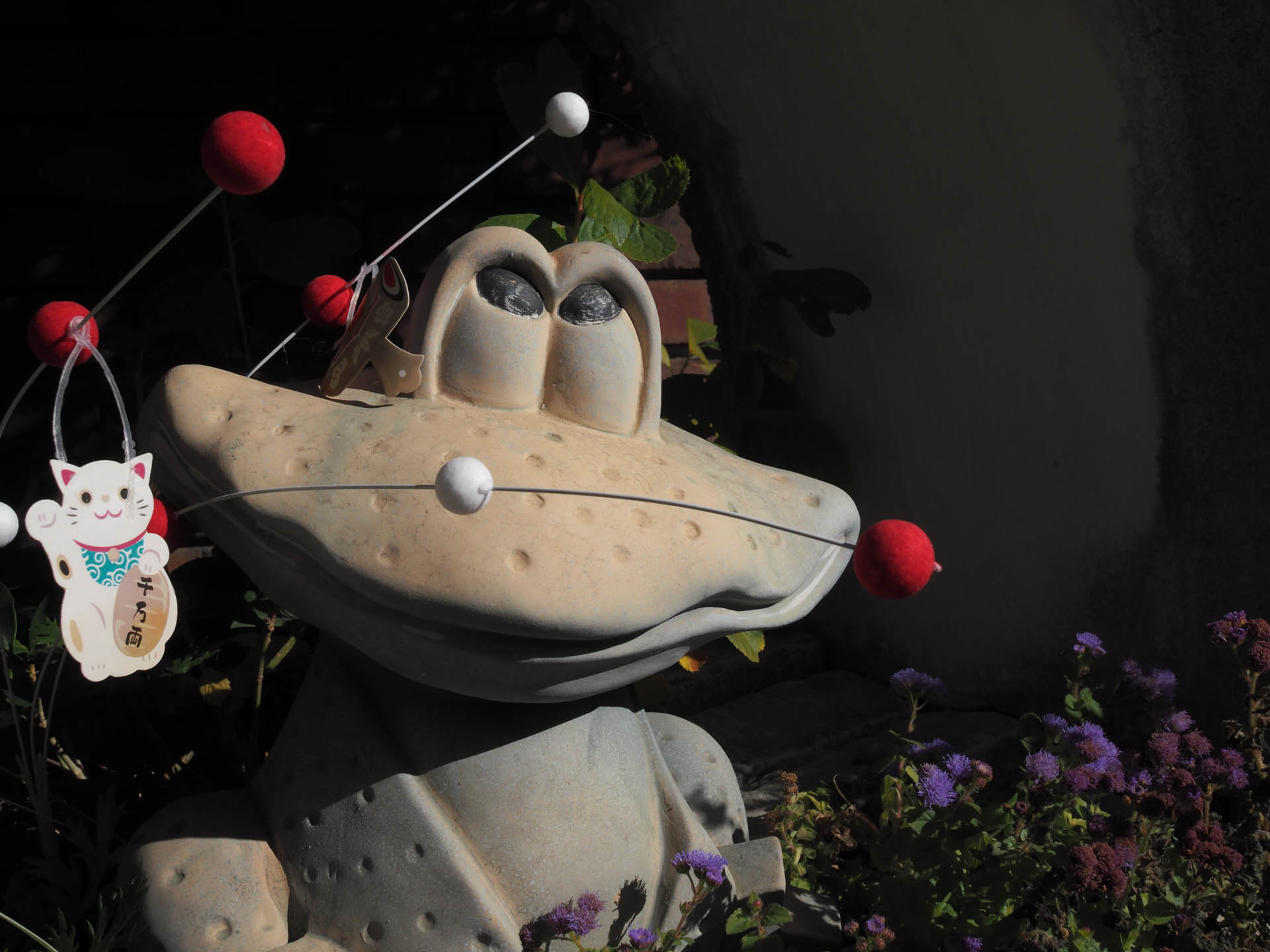 スポットライトが当たったような玄関のオブジェ。この撮影距離でも絞ればパンフォーカスになります。<br><span class="fnt-85">OLYMPUS PEN-F／SIGMA 19mm F2.8 DN／19mm（38mm相当）／プログラムAE（1/1,000秒、F11、−0.7EV）／ISO 400</span>