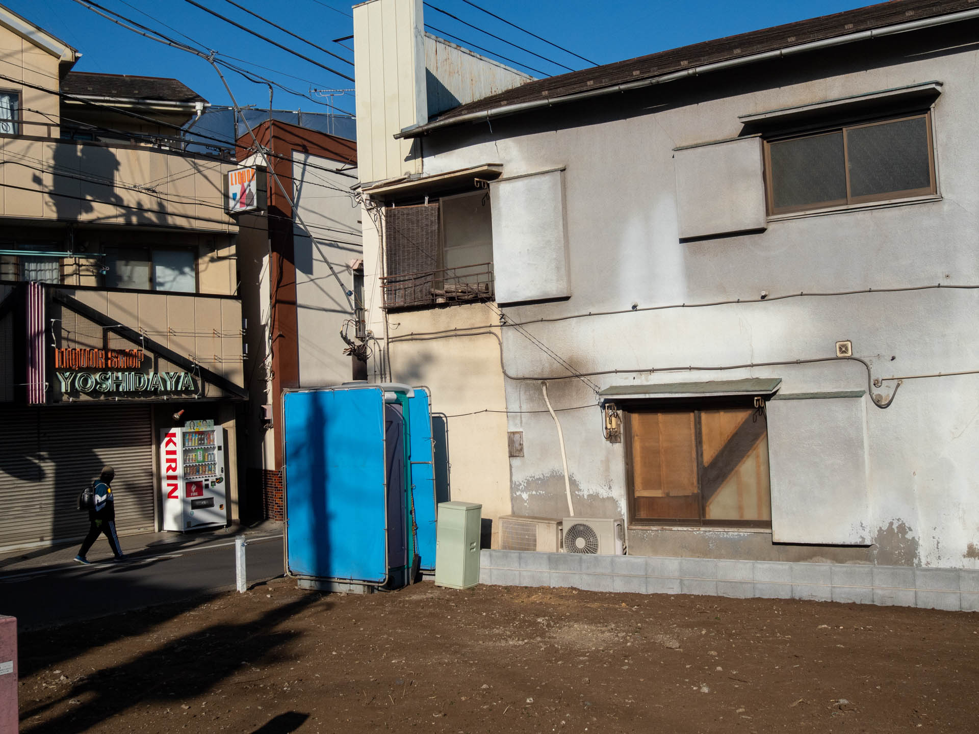 街角です。少し離れた光景だと、細かいところまで描写されるかなと若干の不安があるのですが、もちろん問題なく。<br><span class="fnt-85">OLYMPUS PEN-F／SIGMA 19mm F2.8 DN／19mm（38mm相当）／プログラムAE（1/2,000秒、F8.0、−0.3EV）／ISO 400</span>