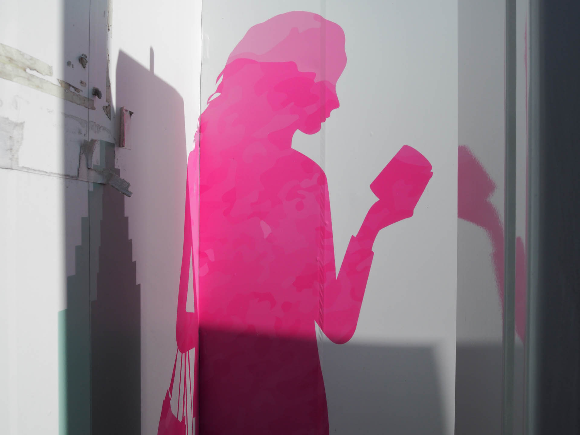 工事中の塀ですが、通行人に気を遣っているんでしょう。光と影のバランスをみながら角度を決めました。<br><span class="fnt-85">OLYMPUS PEN-F／SIGMA 19mm F2.8 DN／19mm（38mm相当）／絞り優先AE（1/600秒、F8.0、±0.0EV）／ISO 400</span>