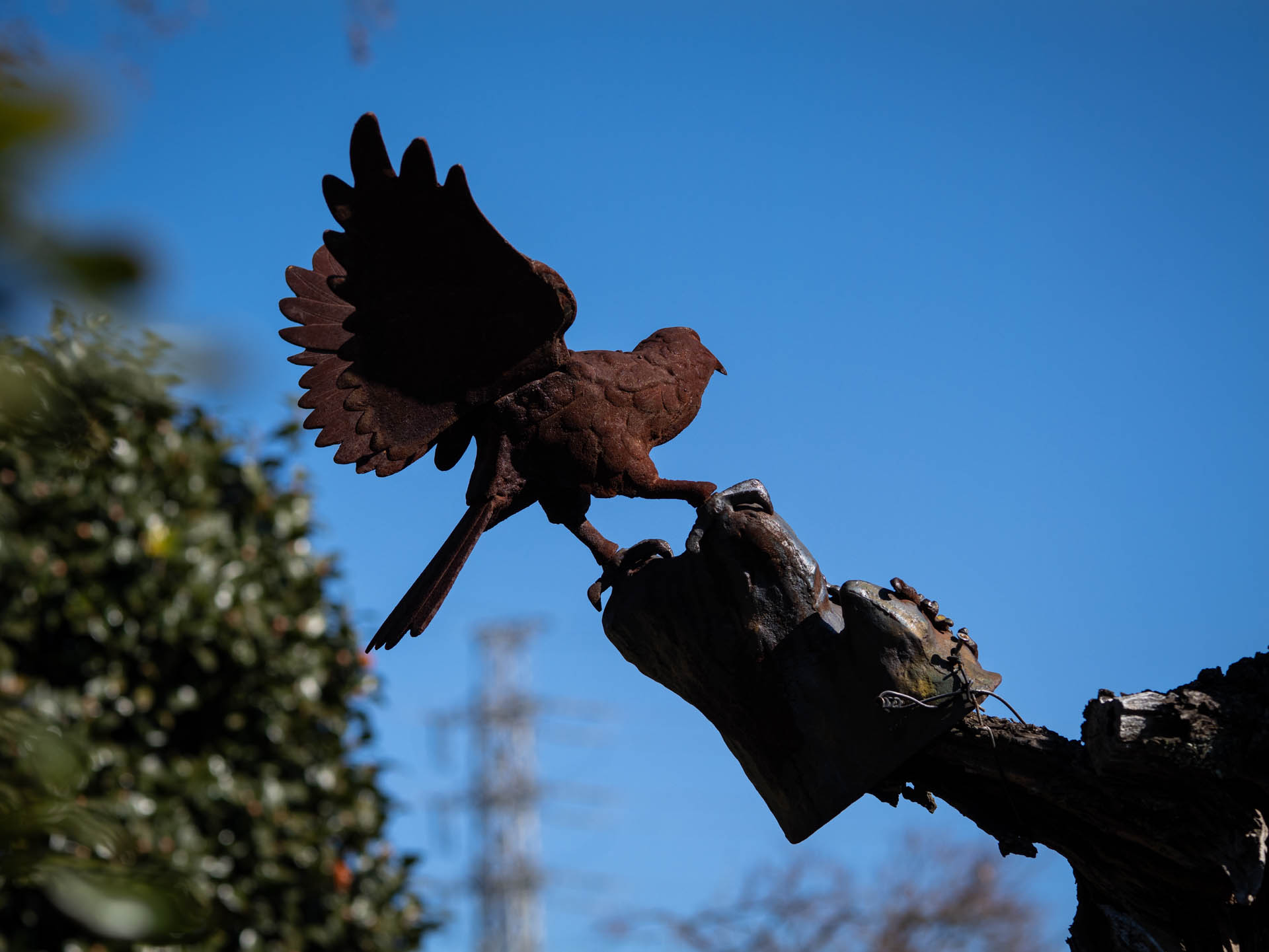 モニュメントなのでしょうけど、出来が良いと、ハッと思うのです。前ボケも悪くないですよね。<br><span class="fnt-85">LUMIX G9PROII／SIGMA 60mm F2.8 DN／60mm（120mm相当）／絞り優先AE（1/1,250秒、F4.0、−0.7EV）／ISO 100</span>