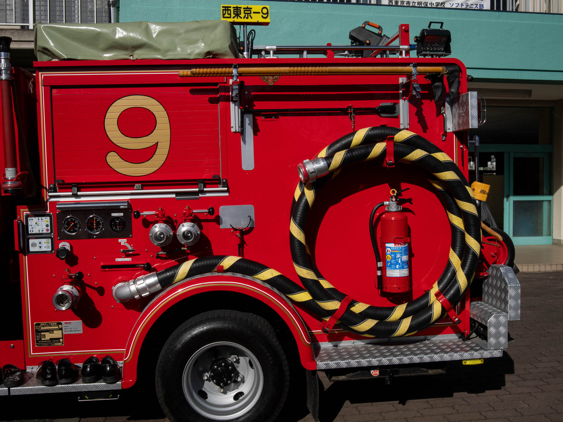 消防自動車は撮りますね、身近にありますと。メカニズムの魅力と赤色の再現かなあ。美しい再現ですね。<br><span class="fnt-85">LUMIX G9PROII／SIGMA 19mm F2.8 DN／19mm（38mm相当）／プログラムAE（1/2,500秒、F8.0、−1EV）／ISO 400</span>
